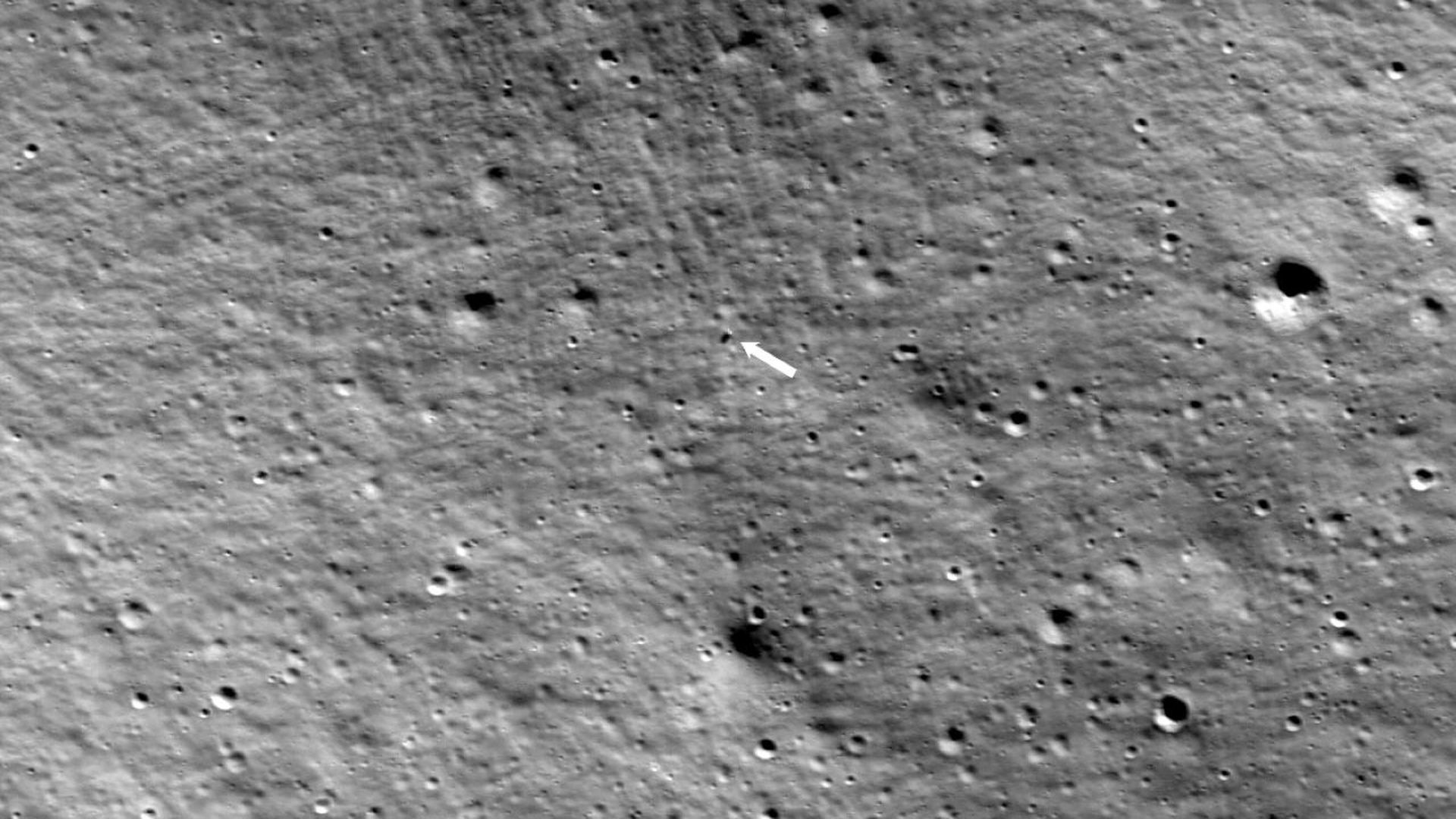An arrow pointing to Intuitive Machines’ Nova-C lander on the moon's surface on  Feb. 24.