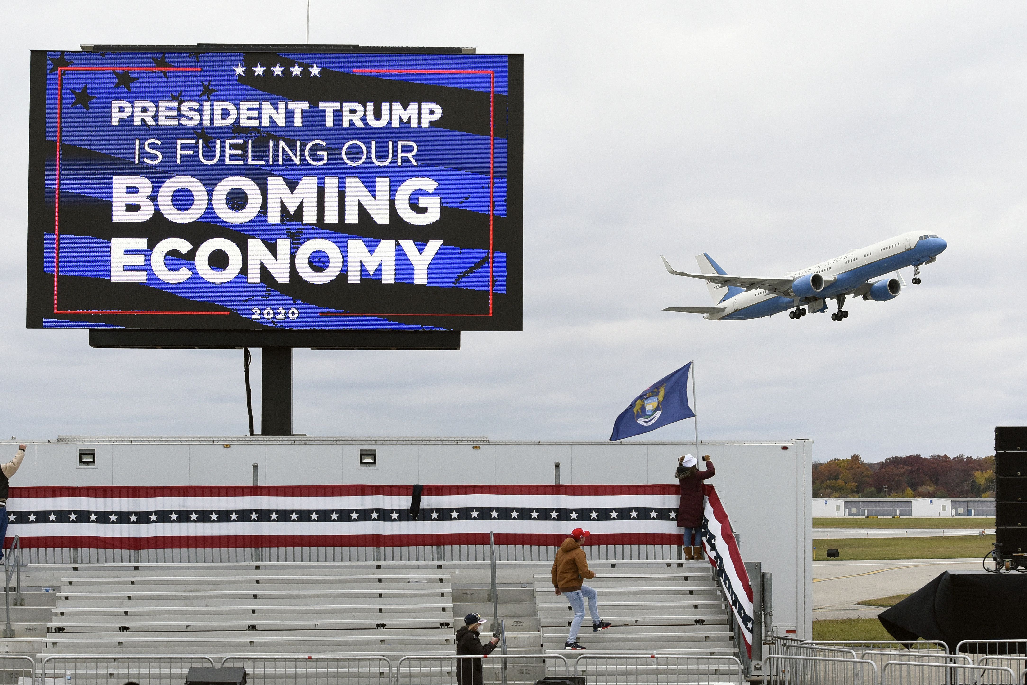 Air Force One takes off from campaign rally