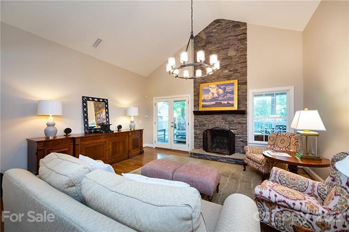 1622 JAMESTON DRIVE living room