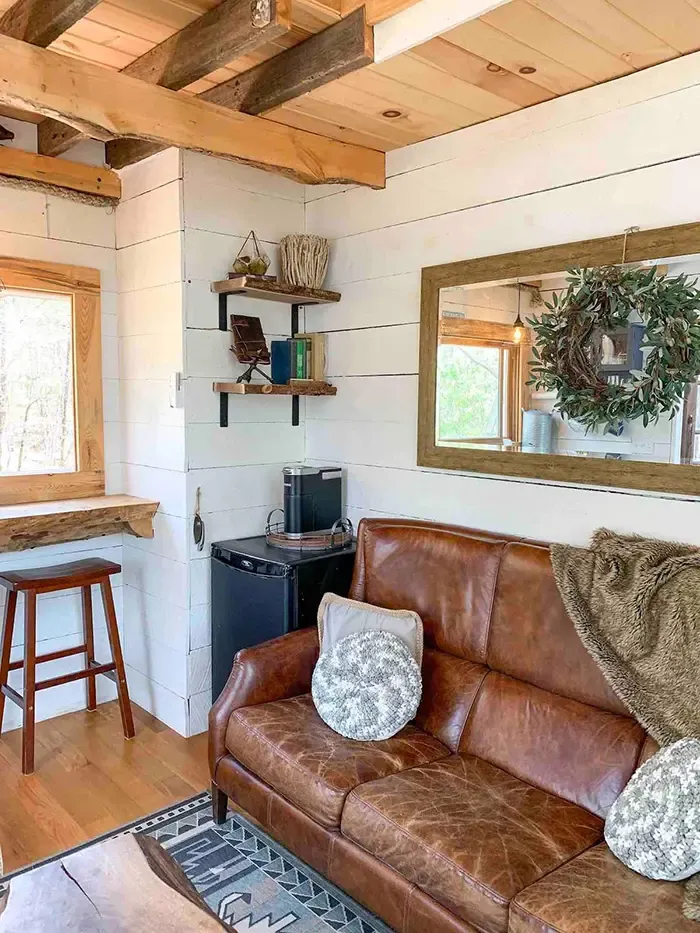 The Lost Treehouse of Lake Jocassee!! living room