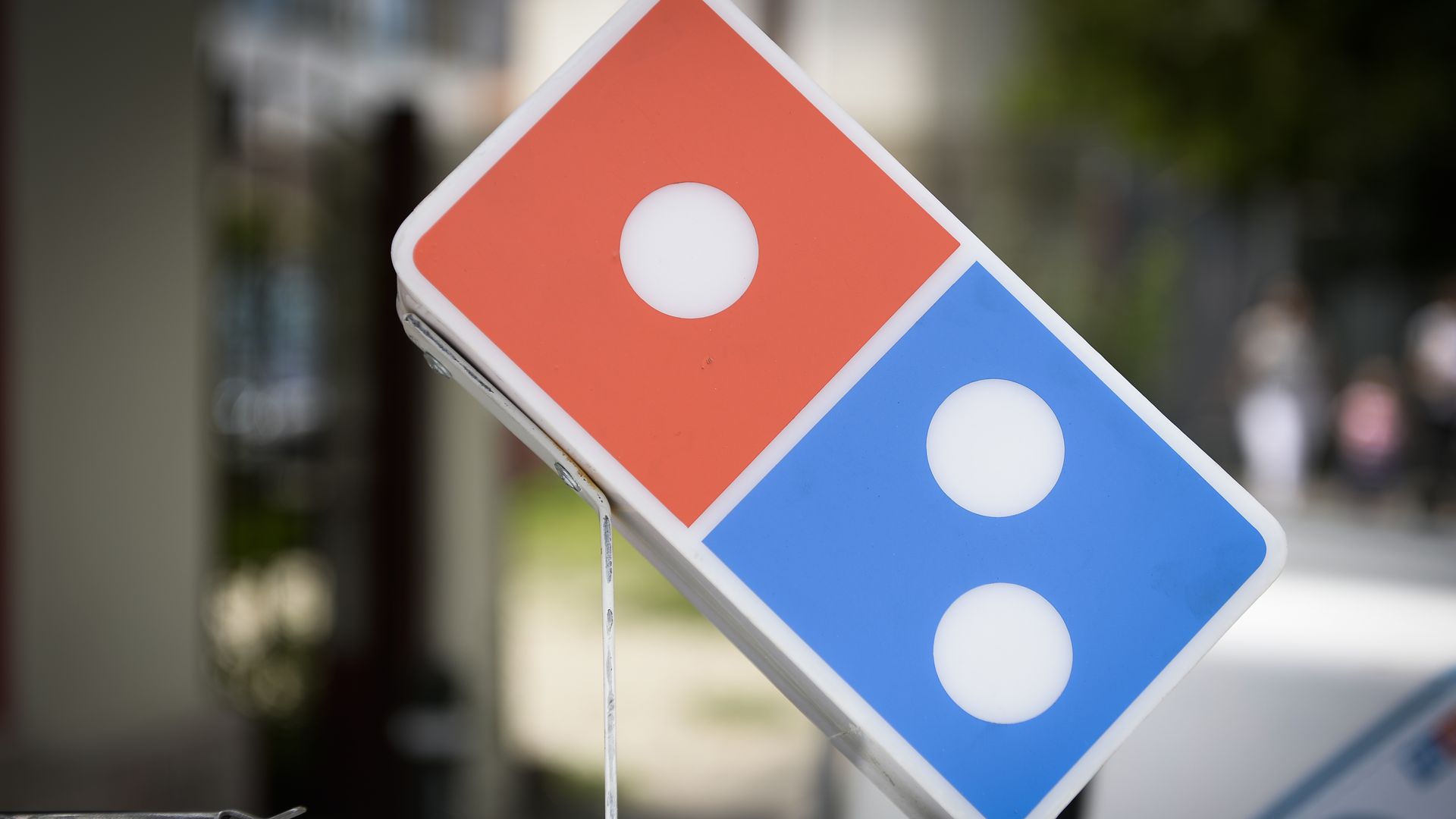 A Domino’s Pizza logo on top of a car