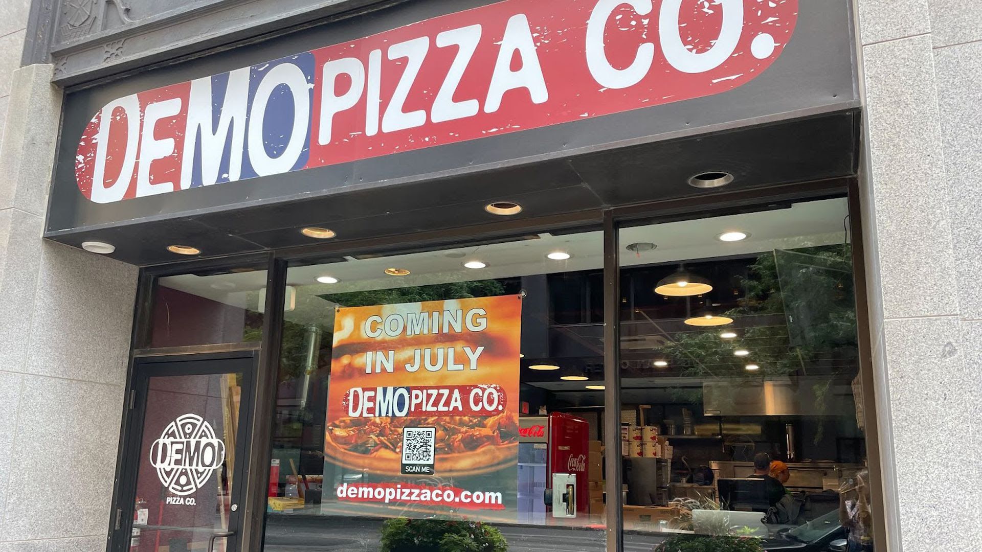 The storefront of Des Moines Pizza Company.