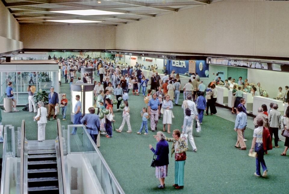 Charlotte Douglas International Airport lobby, 1982 