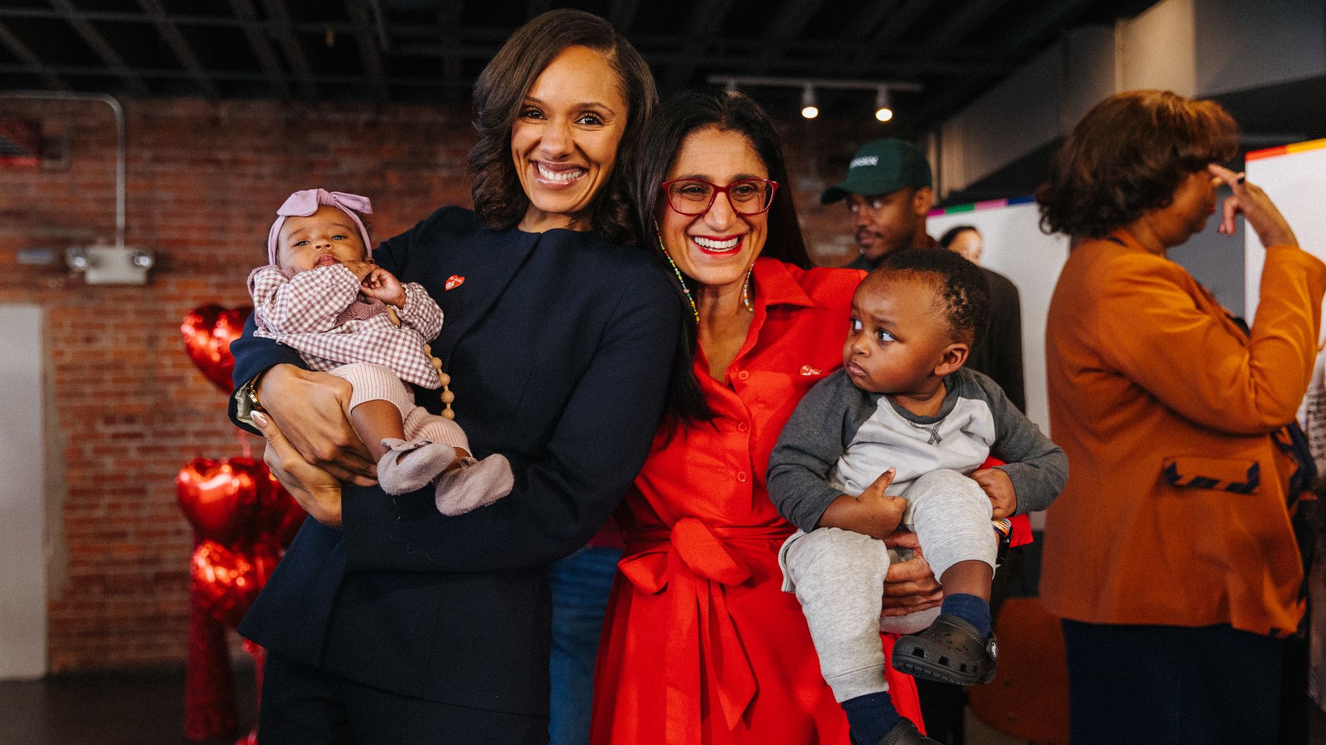 The mayor and Mona Hanna pose with babies