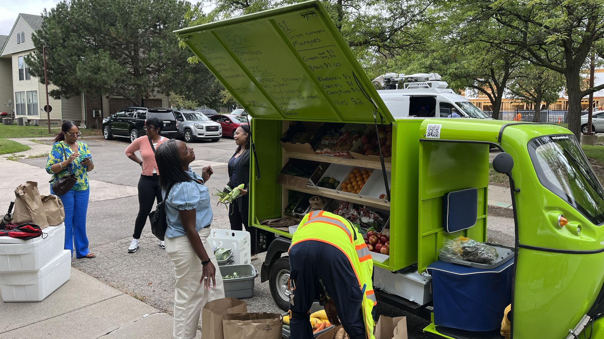 Grocery store on electric vehicle wheels