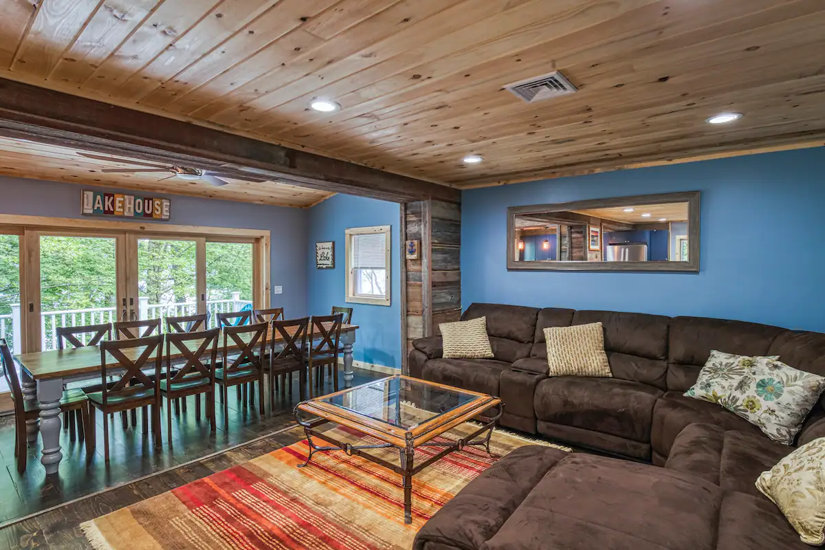 Living room area of lake house rental near Lakeville, Pennsylvania 