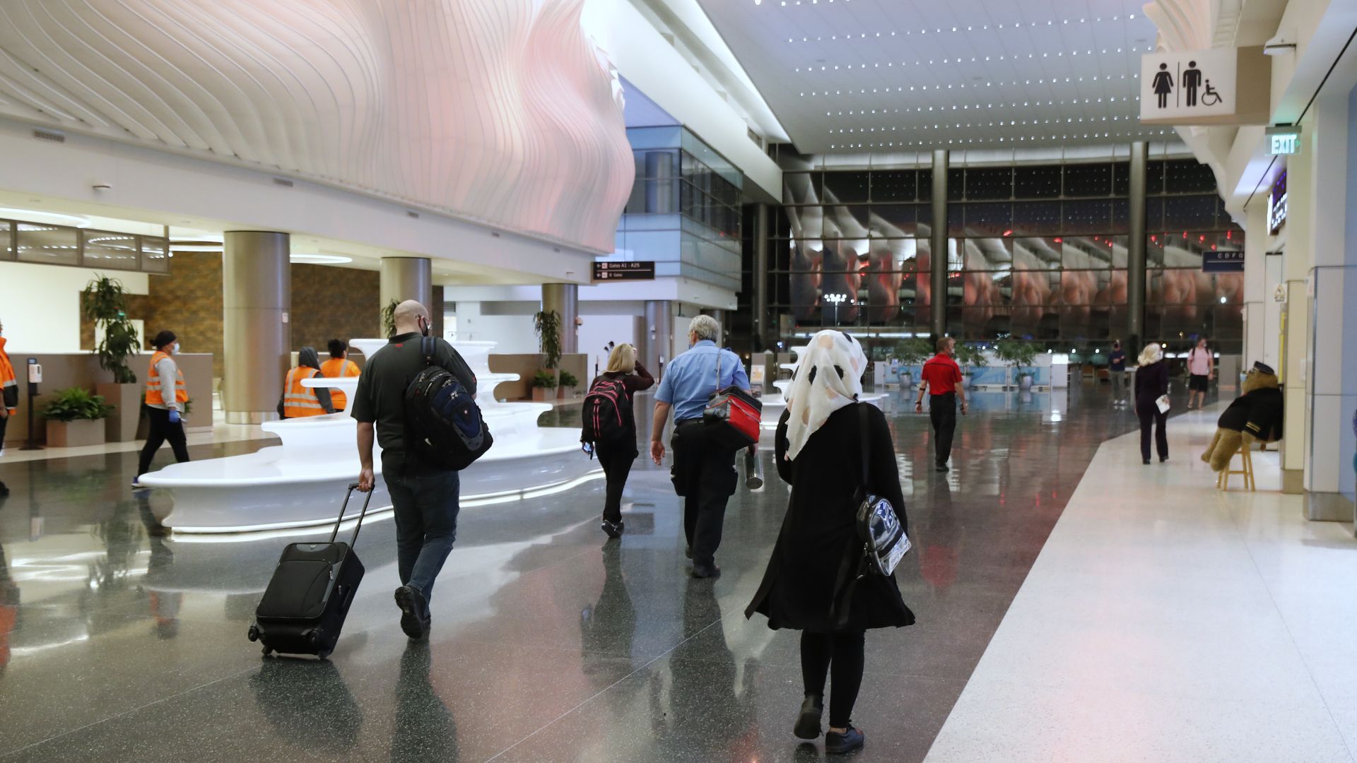 Travelers at the Salt Lake City International Airport in 2020. Photo: George Frey/Bloomberg via Getty Images