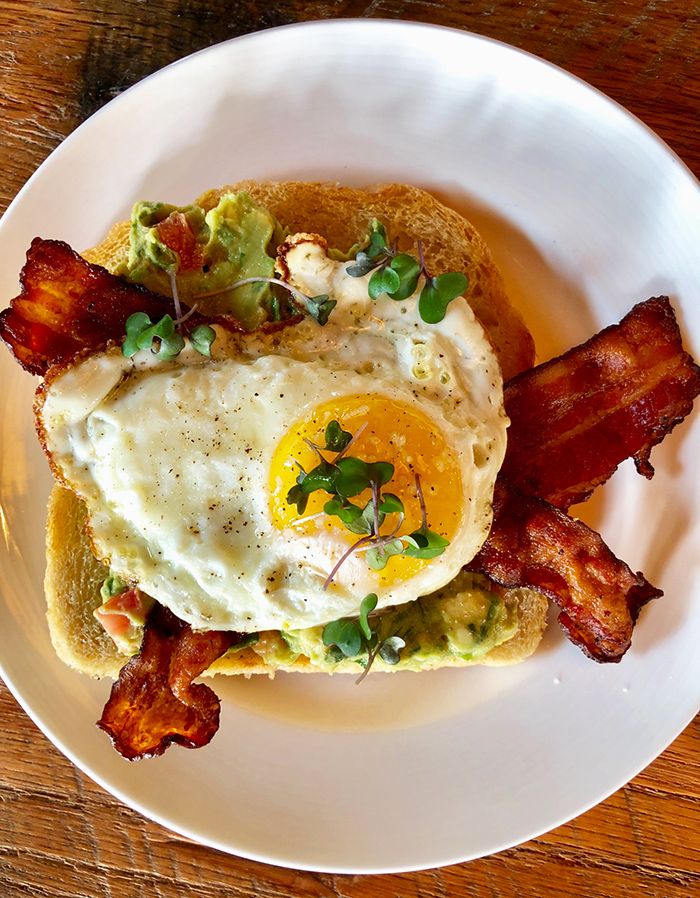breakfast-avocado-toast-at-suffolk-punch