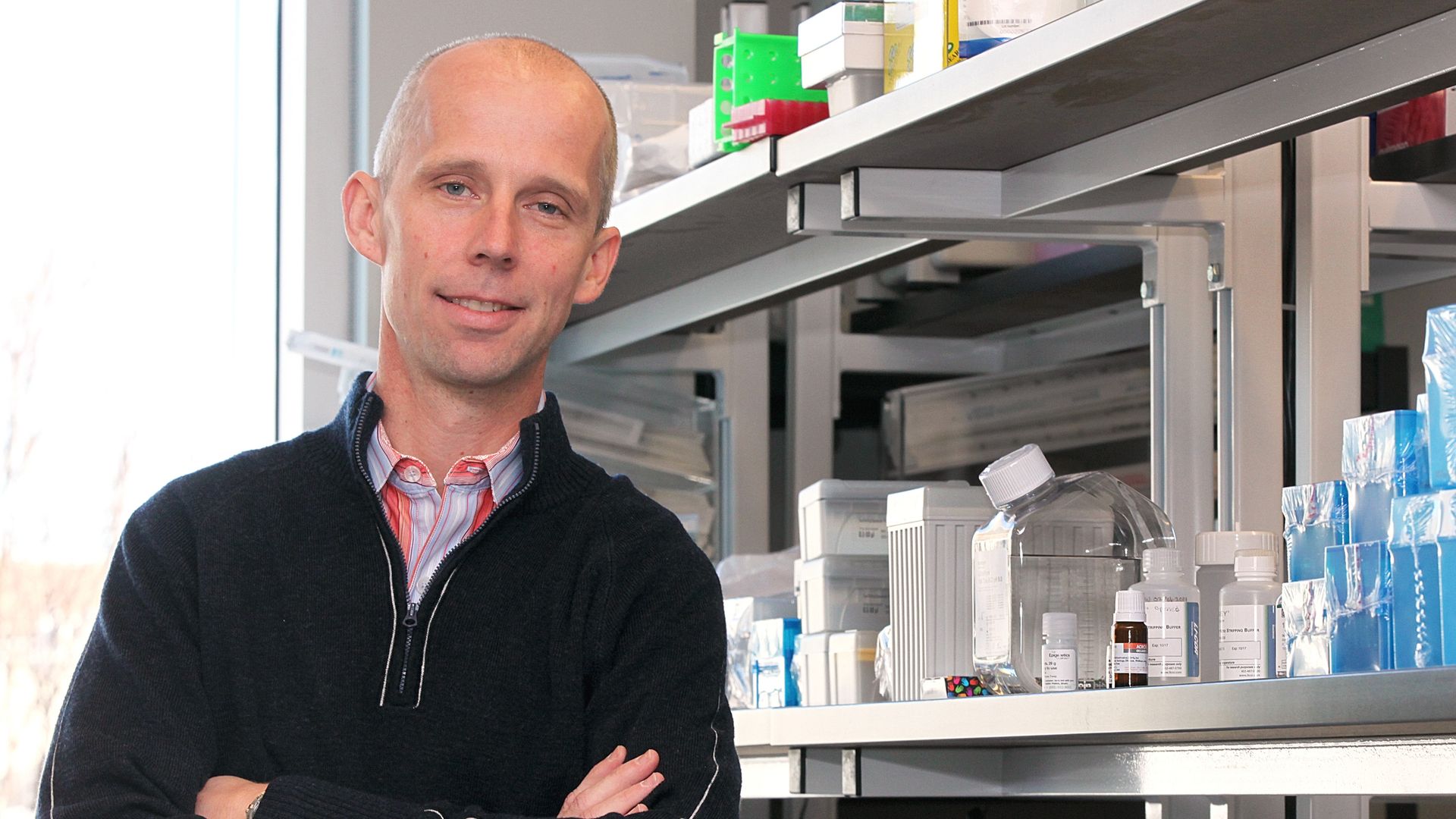 Nick Leschly, CEO of Bluebird Bio, stands in a lab.