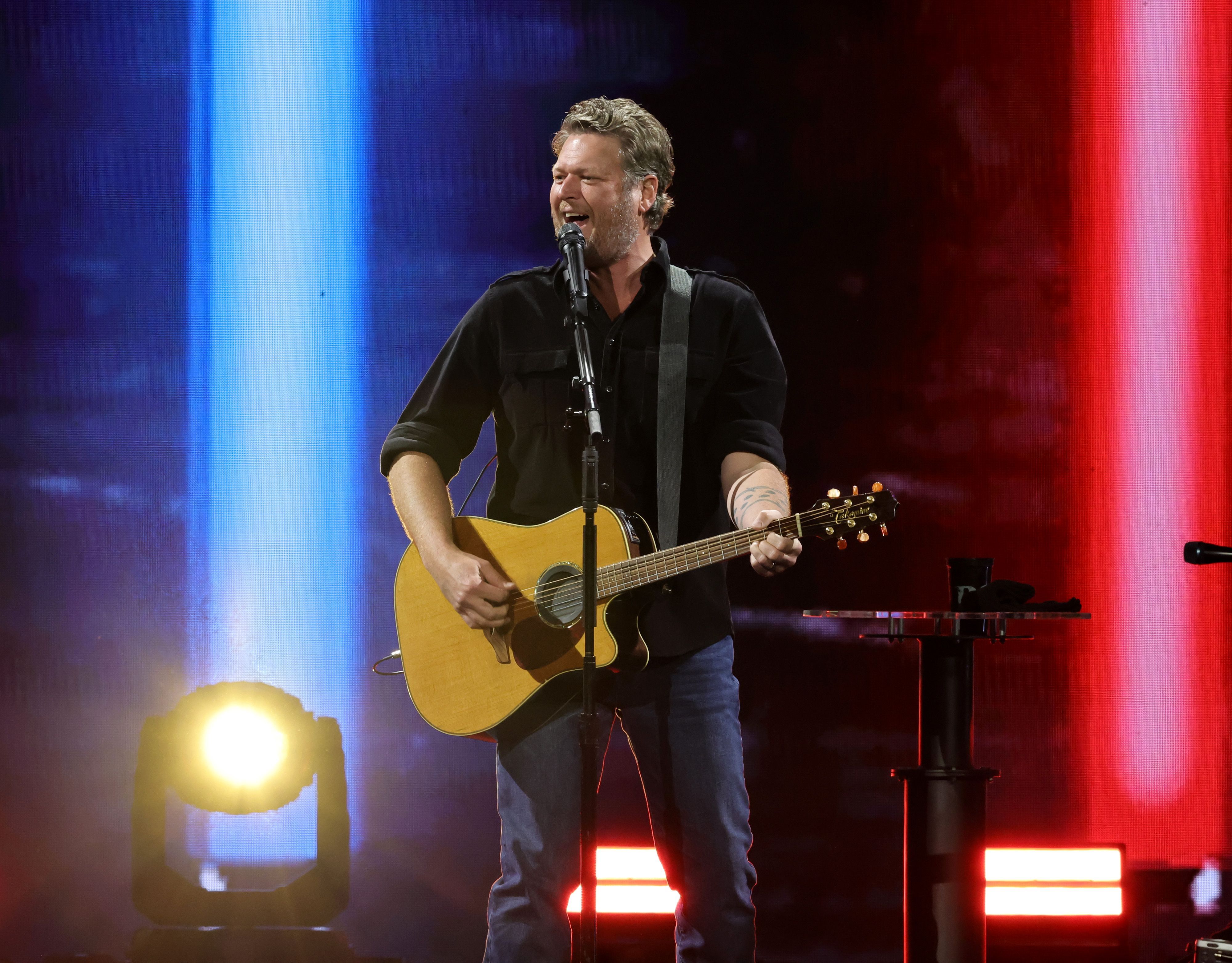 Blake Shelton performing