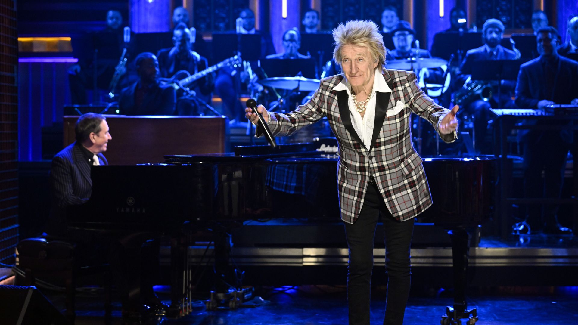 Sir Rod Stewart performs on the Tonight Show 