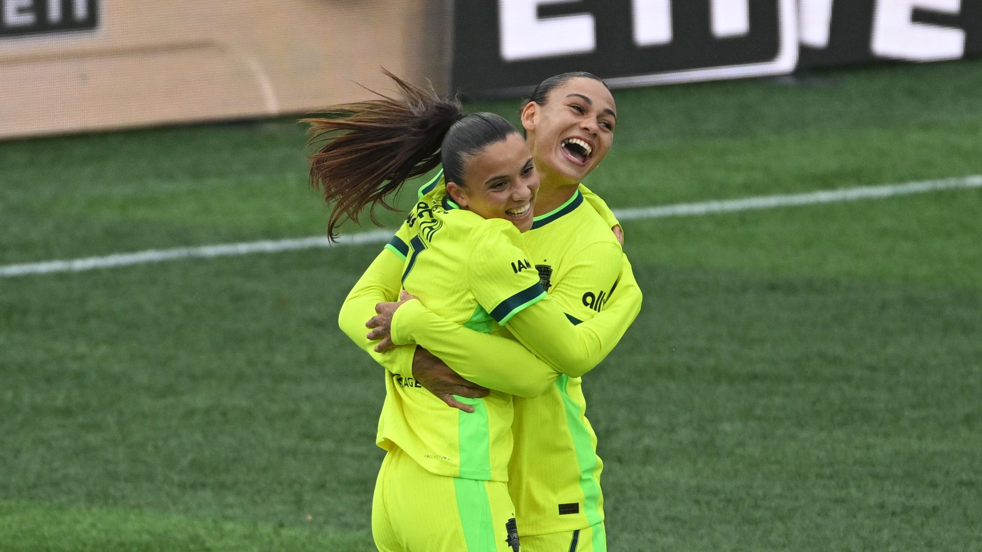 Trinity Rodman #2 of Washington Spirit hugs teammate Melissa Bethi #7.