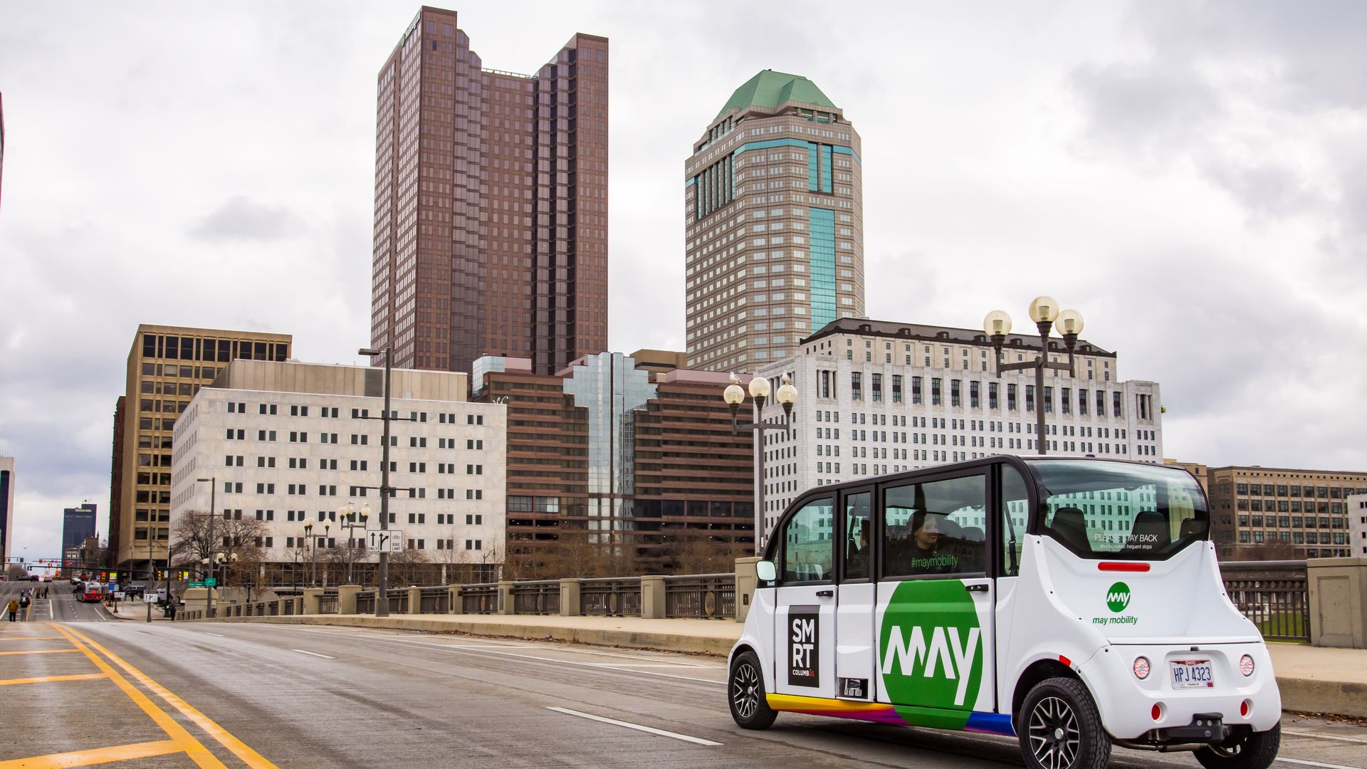 Image of an autonomous shuttle bus and the skyline of Columbus, Ohio