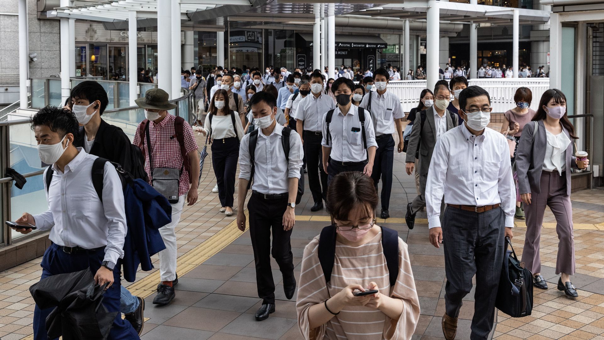 picture of commuters in Tokyo