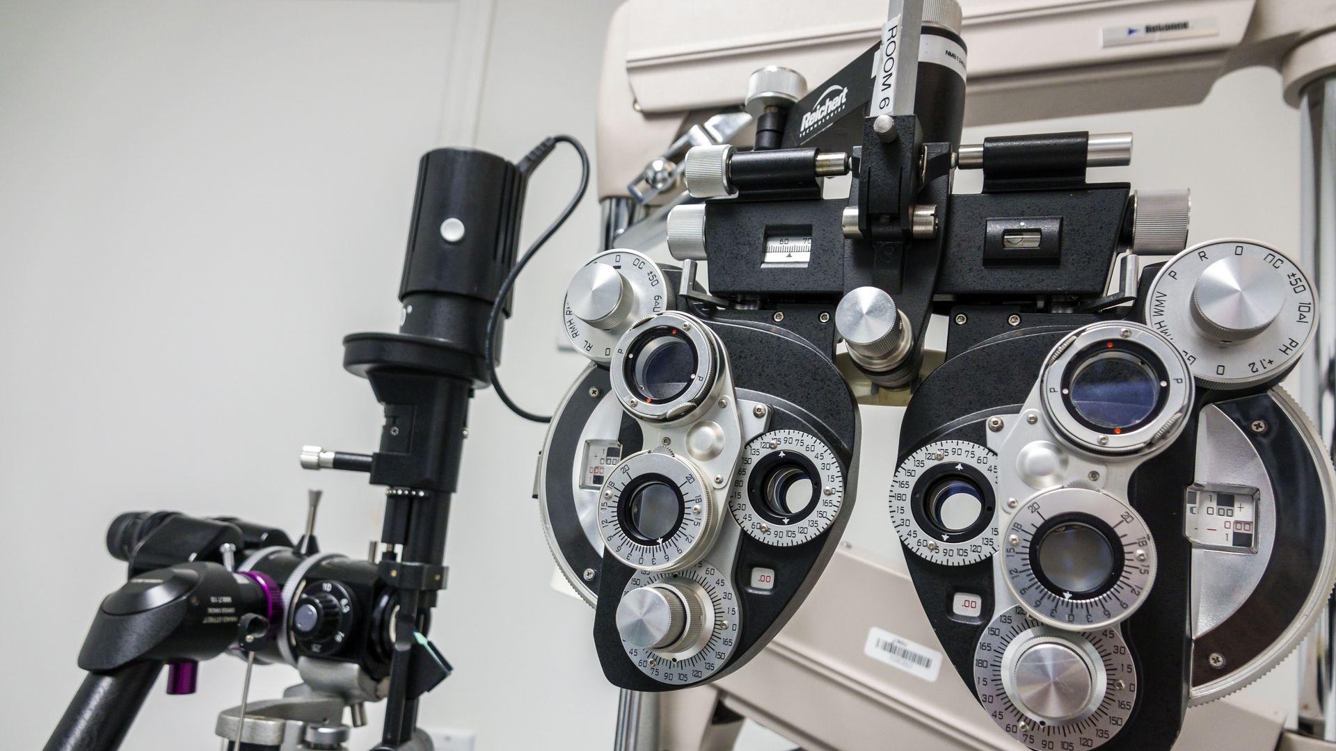 Eye testing equipment 