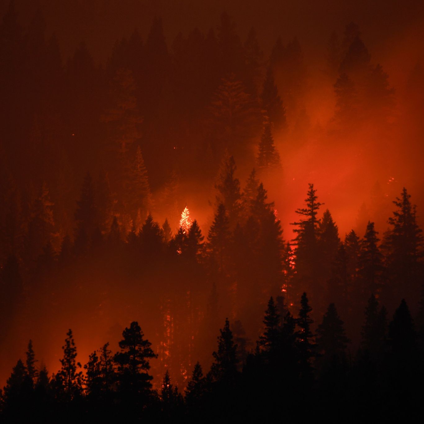 Western wildfire smoke creates fiery sunrise 2,000 miles away in