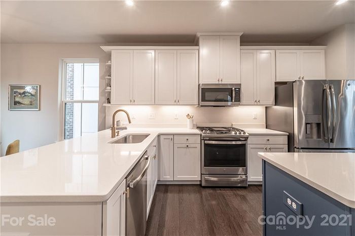 264 Parkwood Ave kitchen