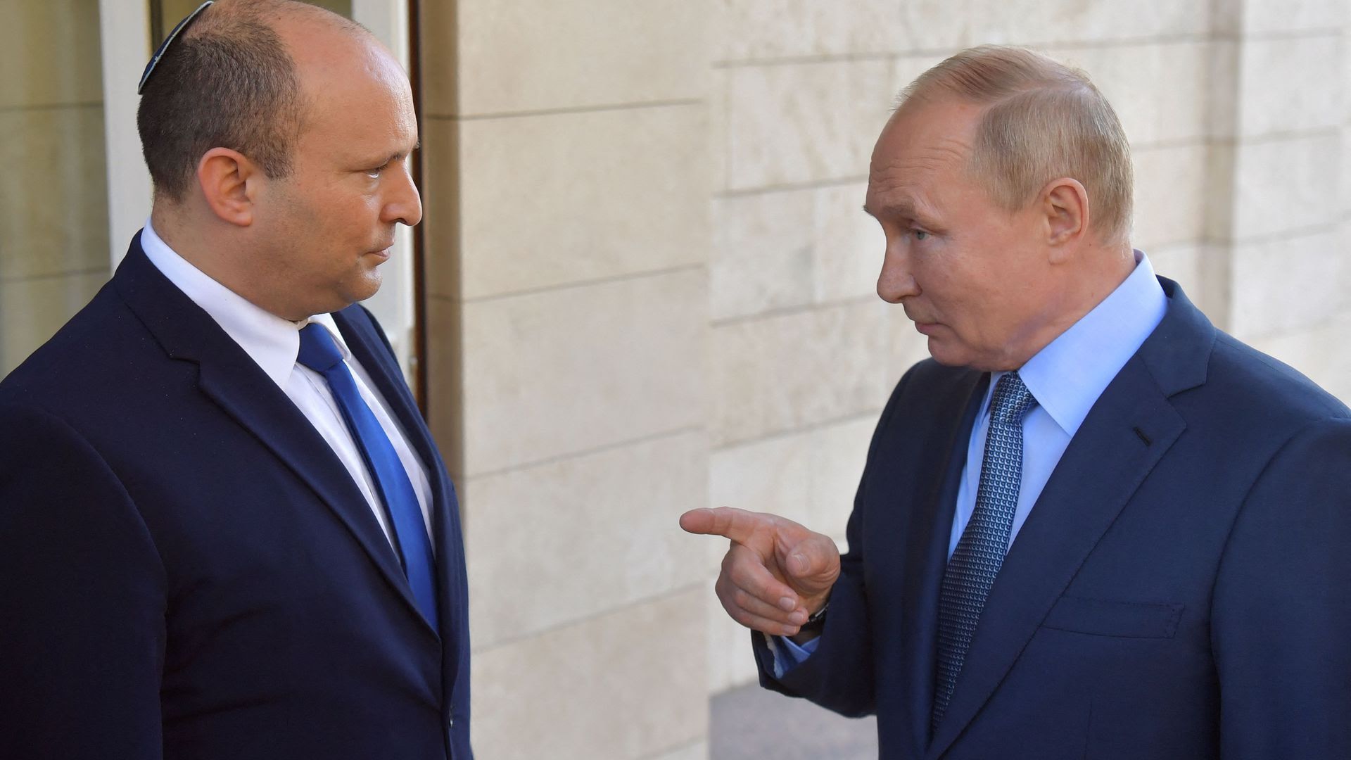 Bennett (L) and Putin in Sochi.