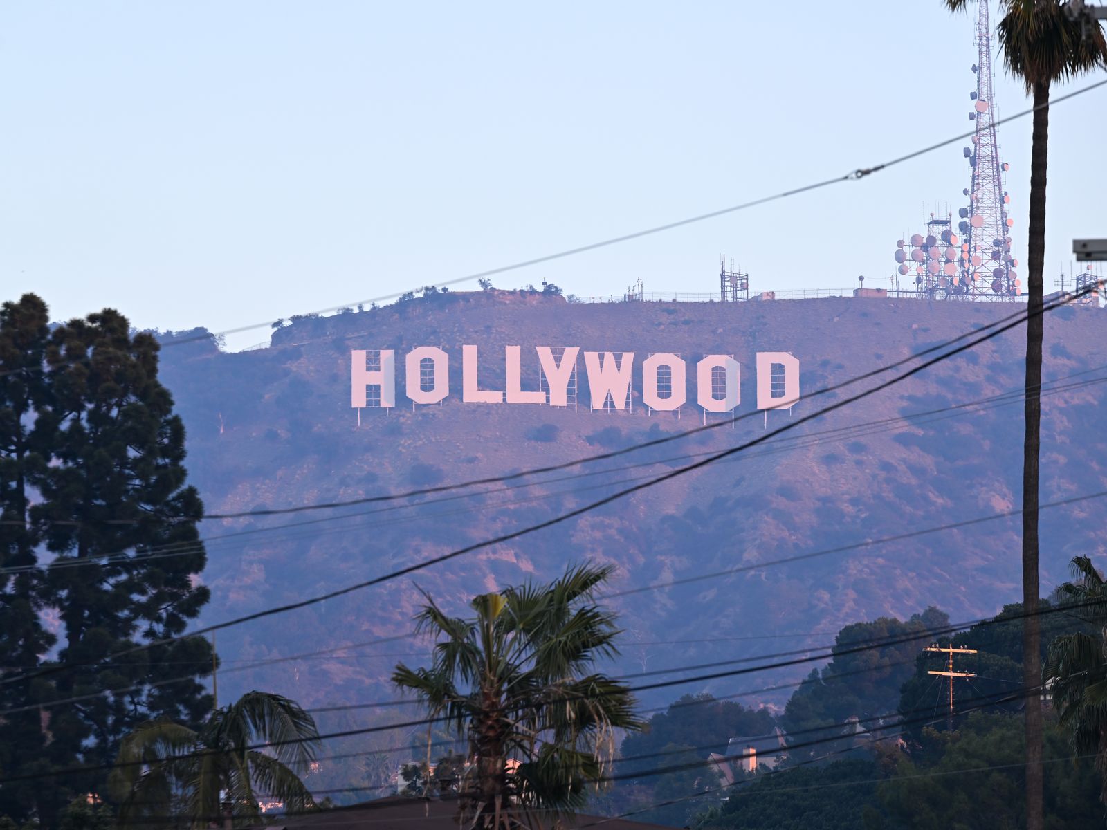 ハリウッドのアメリカ Hollywood’s America Ahead of its centennial L.A.'s Hollywood Sign undergoes a