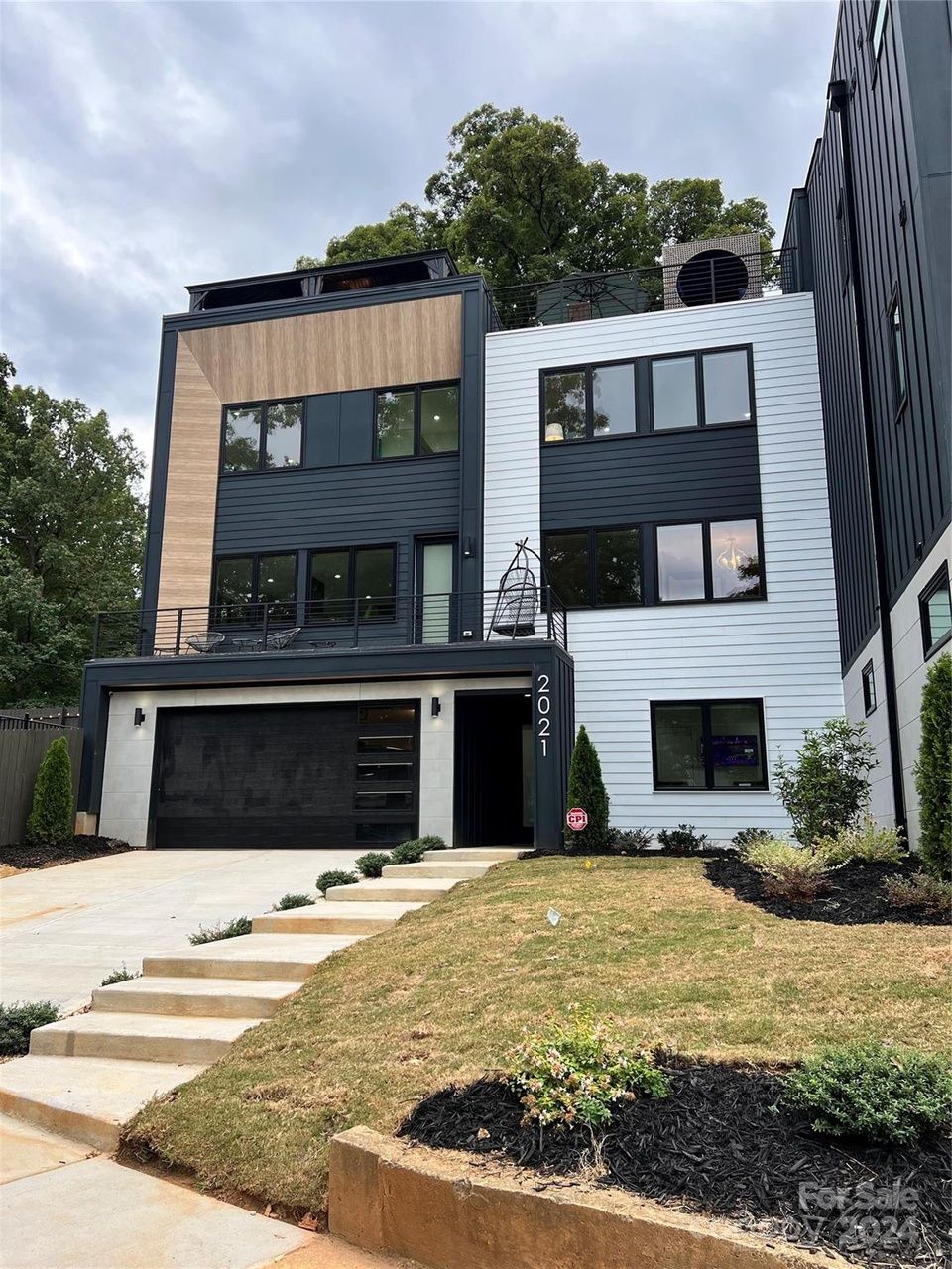 2021 Roslyn Ave