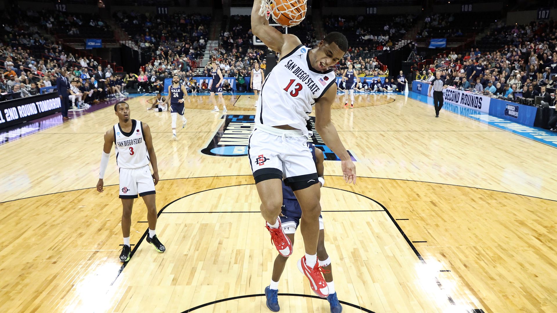 Jaedon LeDee dunks against Yale