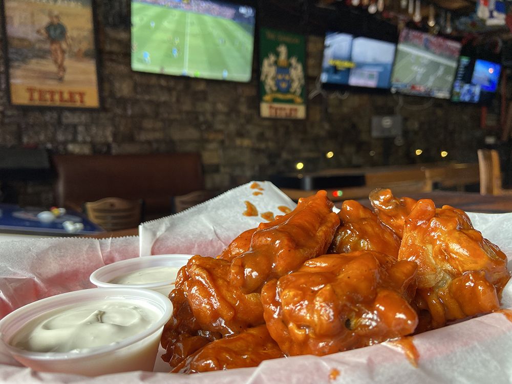 Barballo wings at Jackalope Jacks. Photo: Ashley Mahoney/Axios