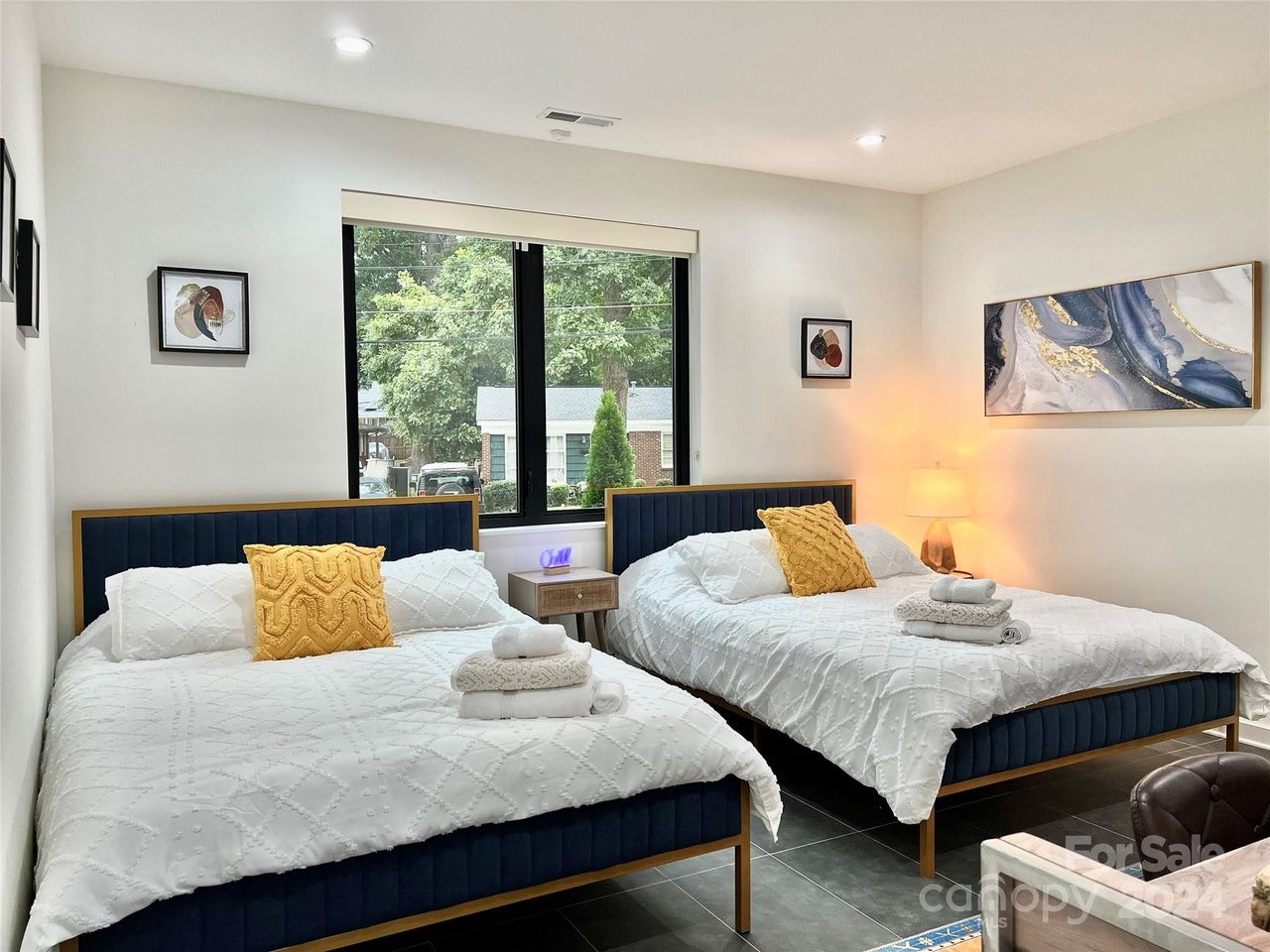 2021 Roslyn Ave