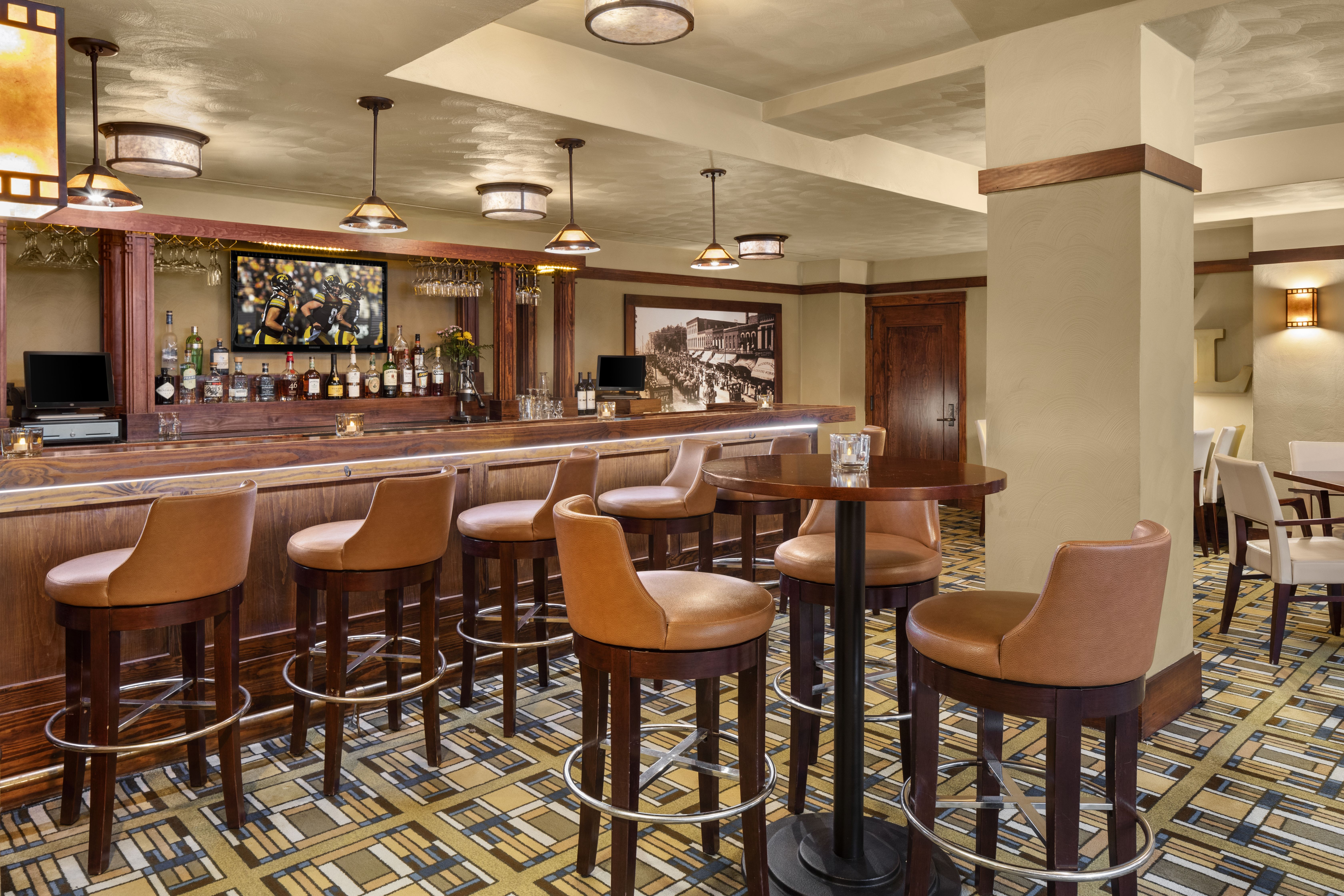 lower level bar at Historic Park Inn Hotel