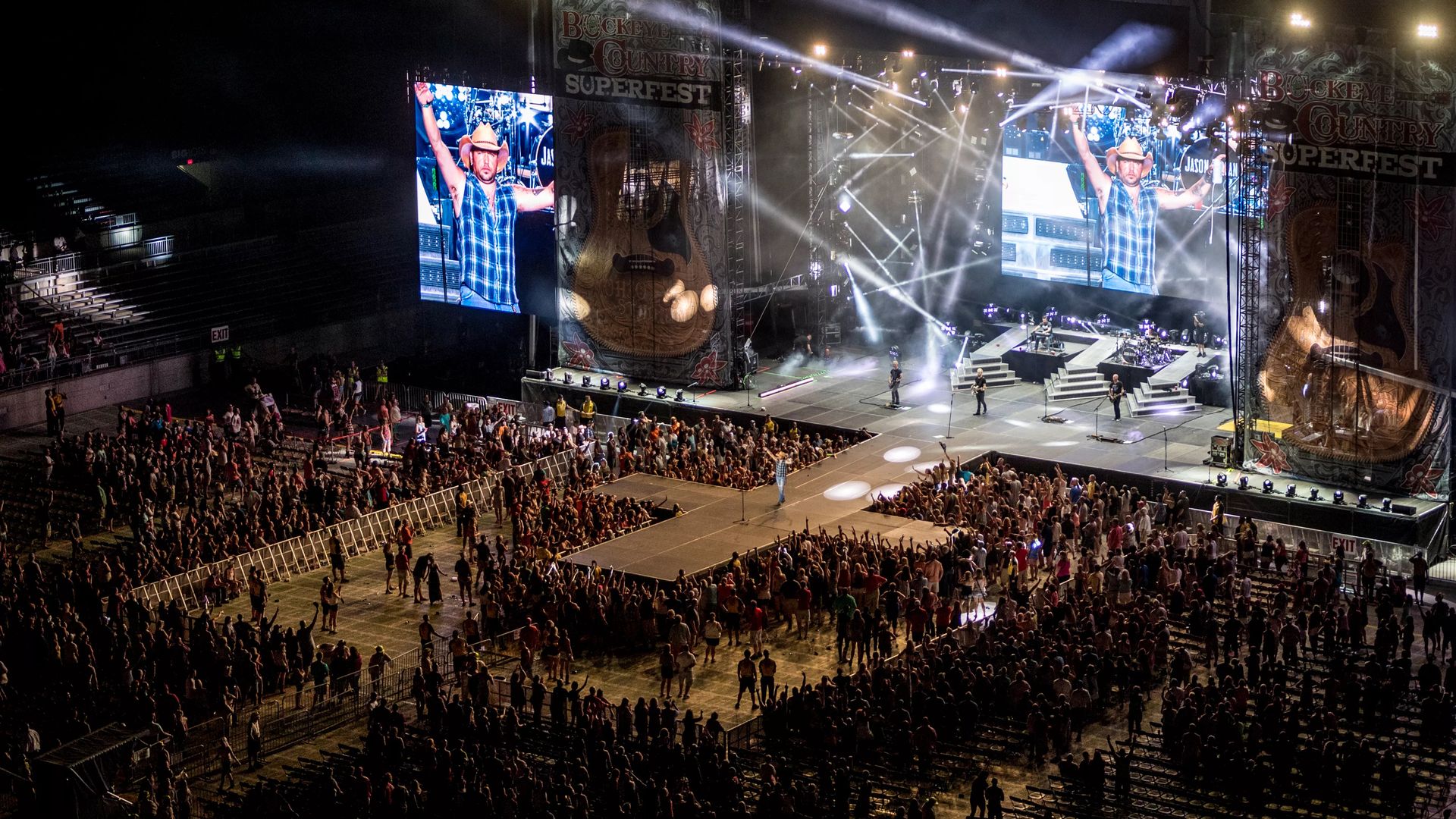 An overview of Jason Aldean performing