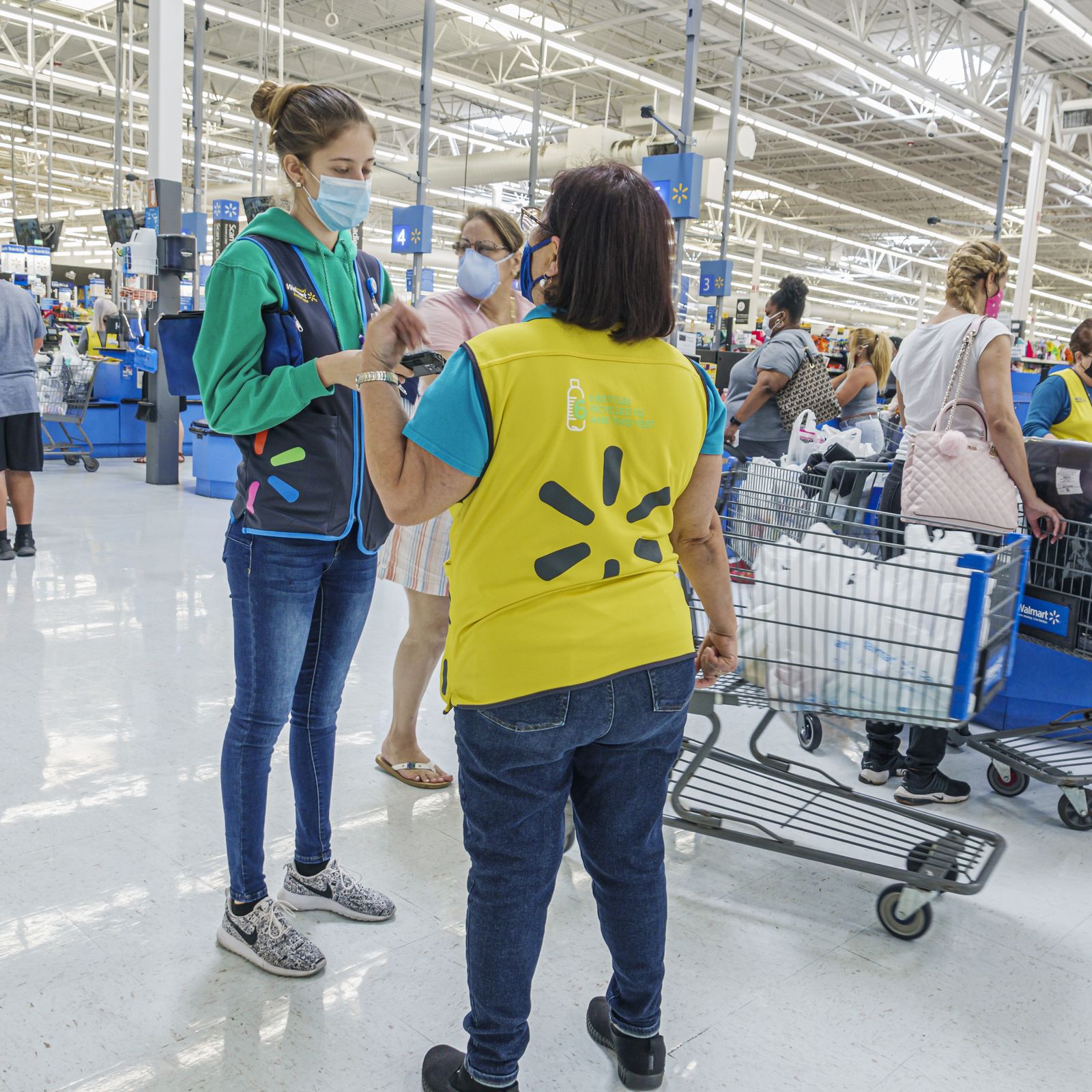 Walmart offers to fully cover employees' college tuition and books