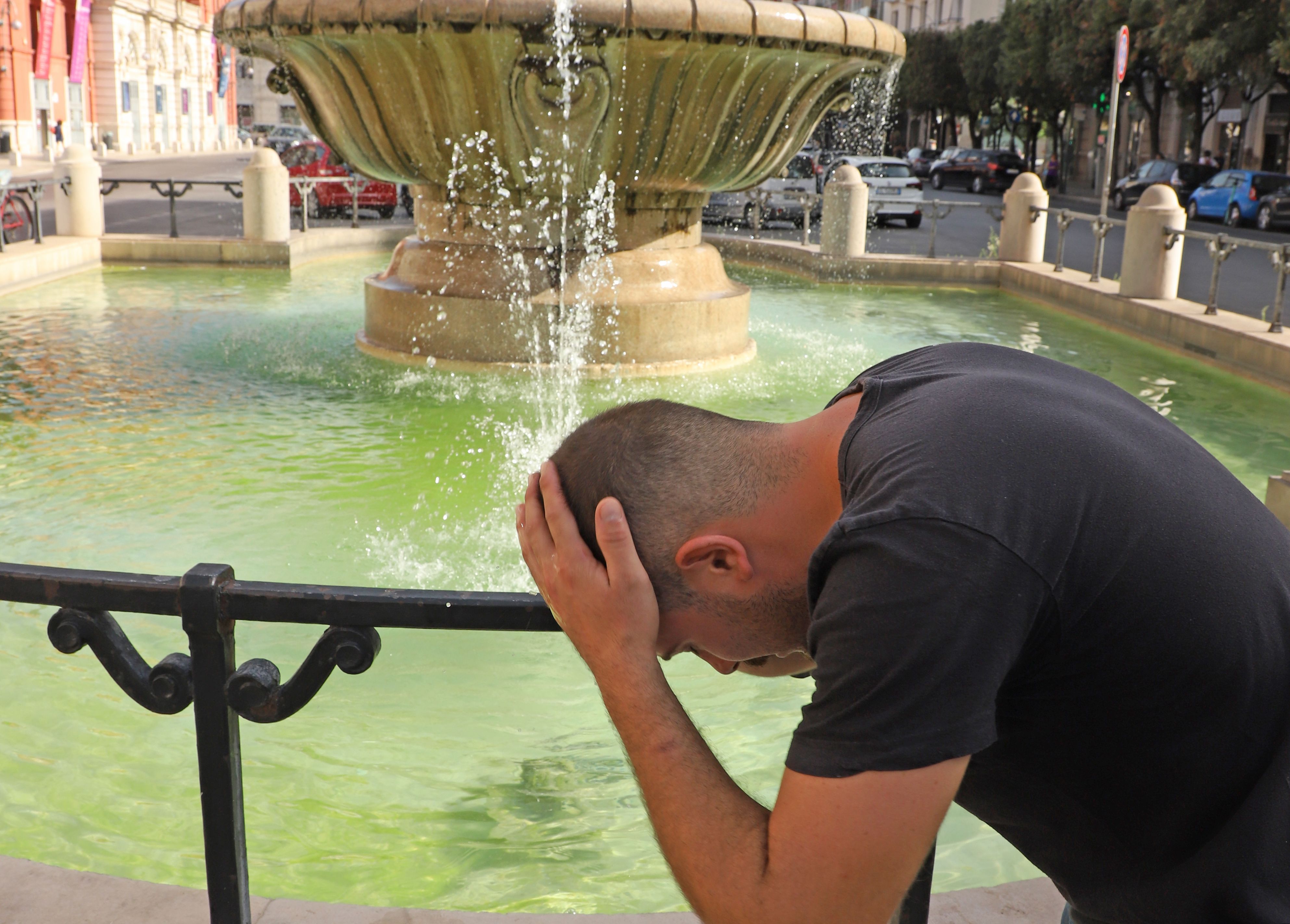 People rinse their heads with water from city fountains on July 20, 2023 in Bari, Italy. The third heat wave is affecting Italy from north to south, with heat increasing even at night and record temperatures. The coming week could be one of the hottest of the year, and possibly ever. 