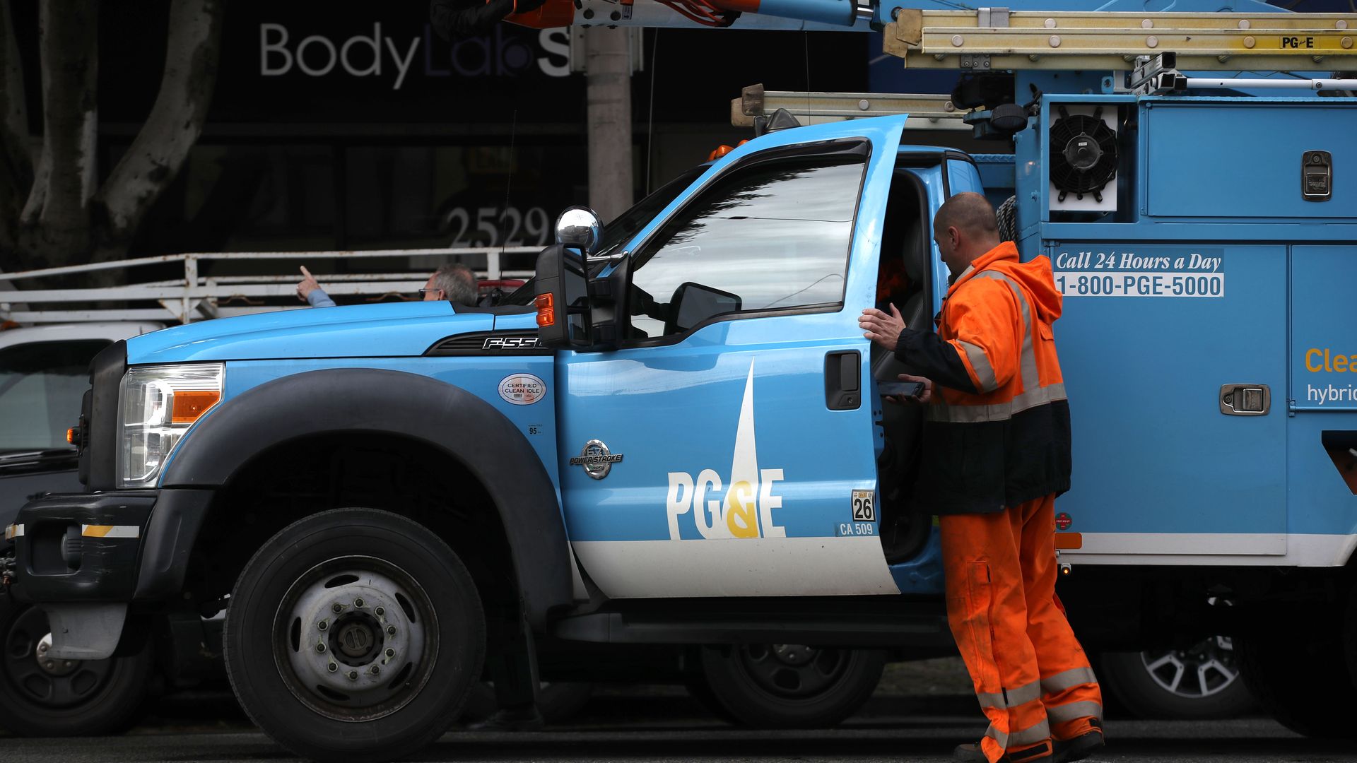 SAN FRANCISCO, CALIFORNIA - JANUARY 17: The Pacific Gas & Electric (PG&E) logo is displayed on a PG&E truck on January 17, 2019 in San Francisco, California.