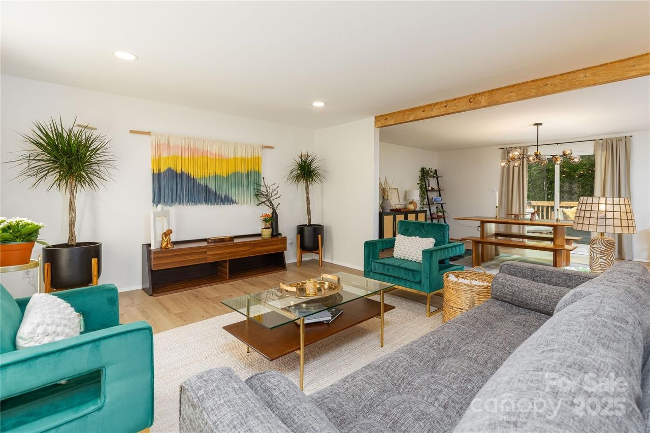 6826 Rollingridge Dr