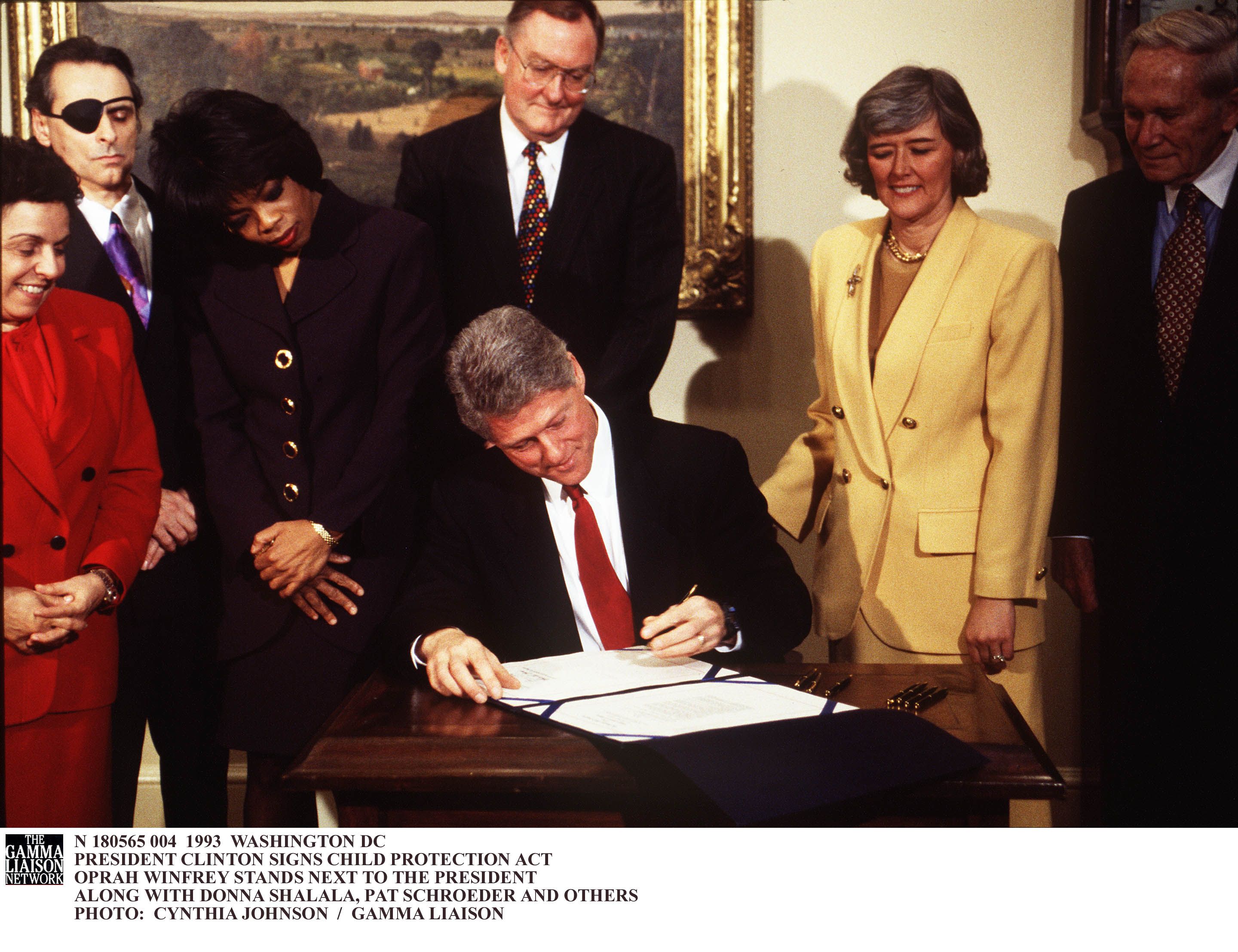 N 180565 004 1993 Washington Dc President Clinton Signs Child Protection Act Oprah Winfrey Stands Next To The President Along With Donna Shalala, Pat Schroeder And Others (Photo By Cynthia Johnson/Getty Images)