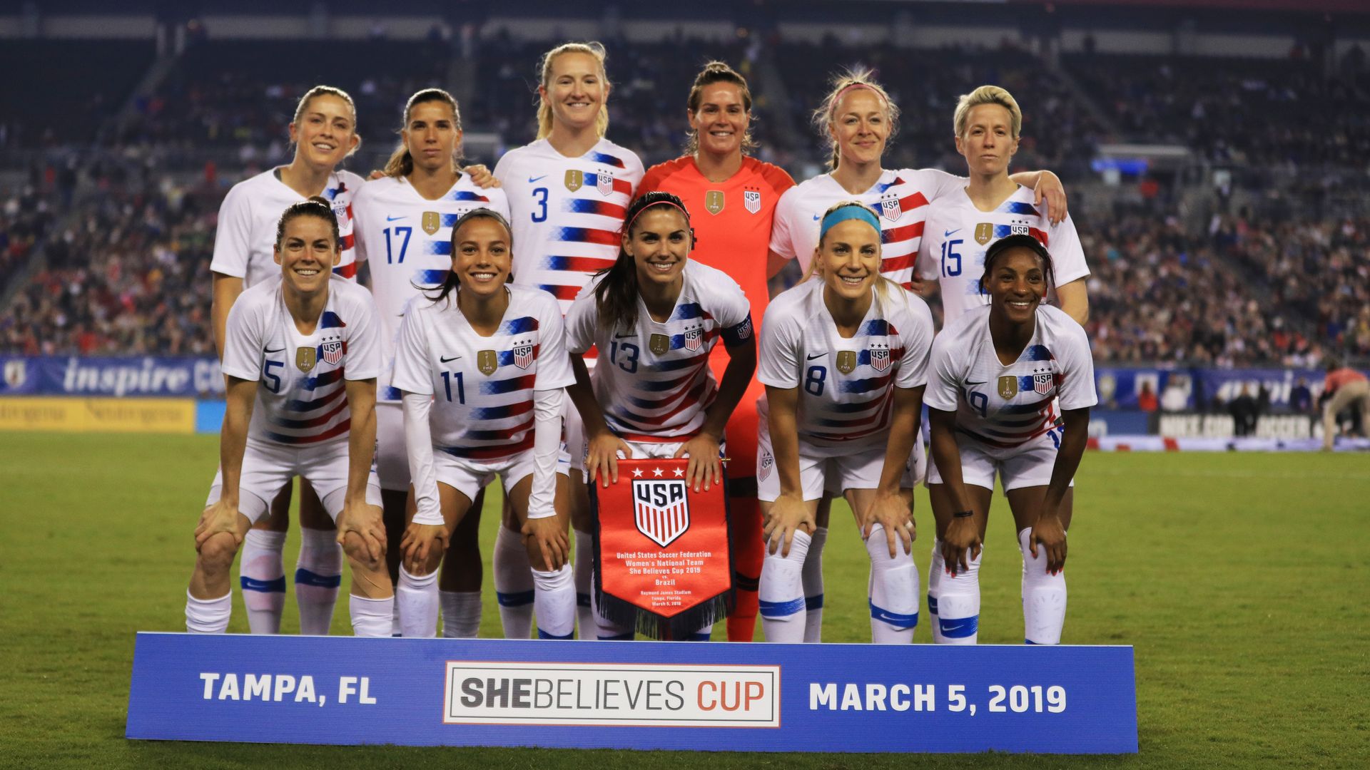 The USWNT poses for a picture
