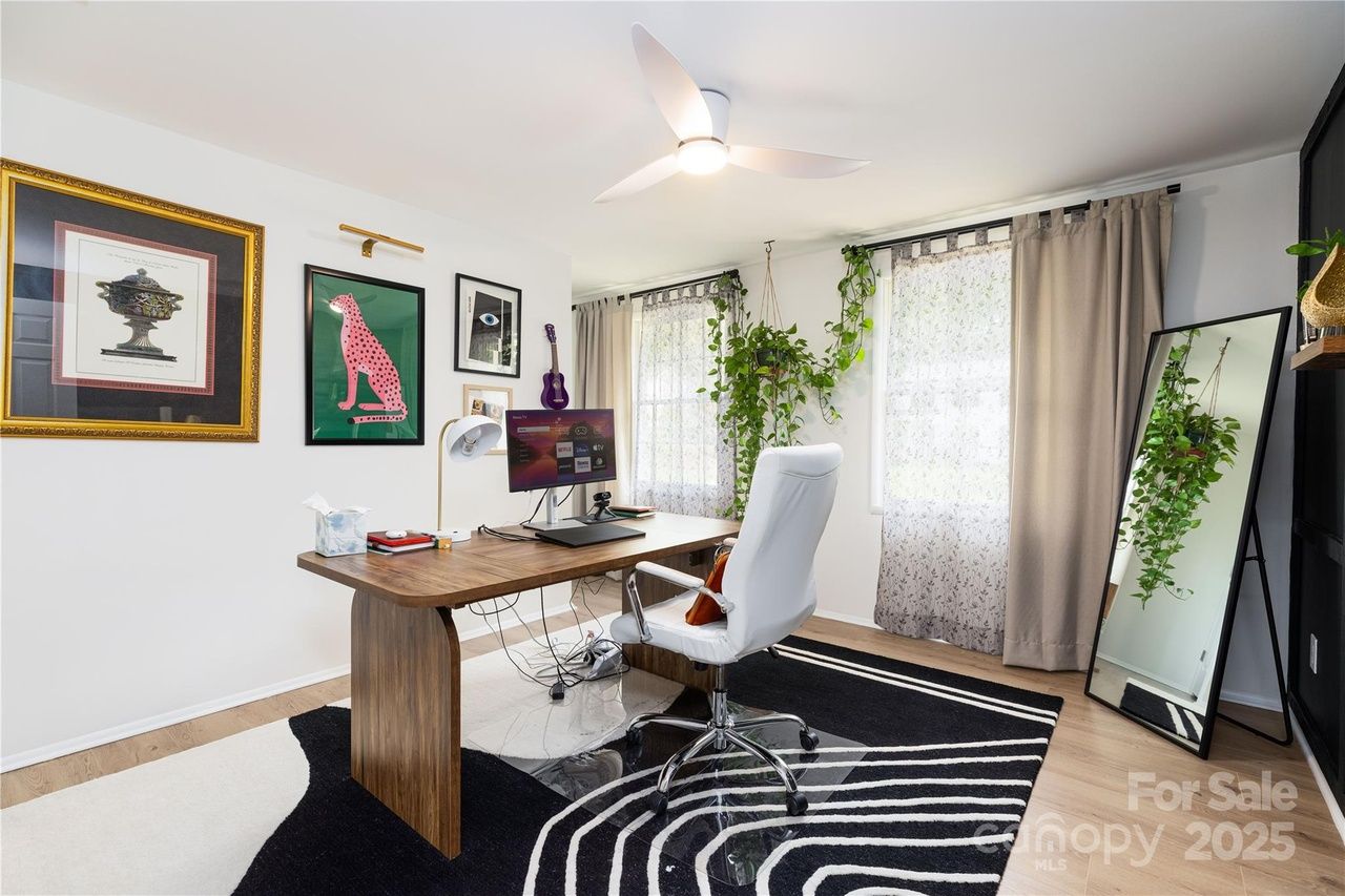 6826 Rollingridge Dr