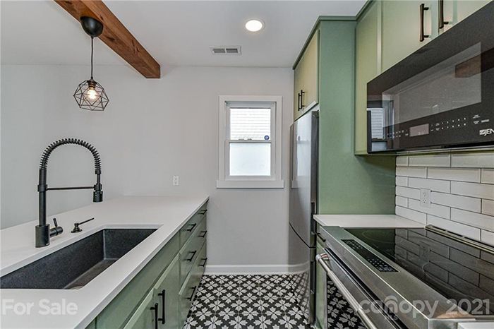 414 9th St. W, Unit E kitchen