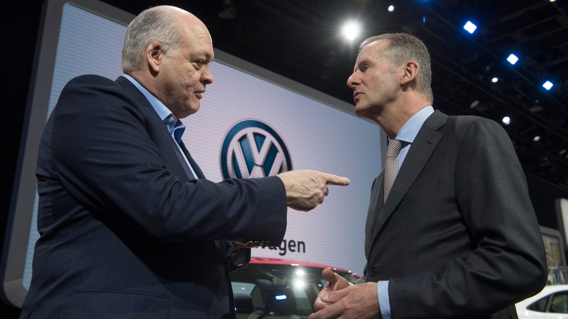 Jim Hackett (l), CEO of Ford, and Herbert Diess, CEO of VW, converse at the VW 