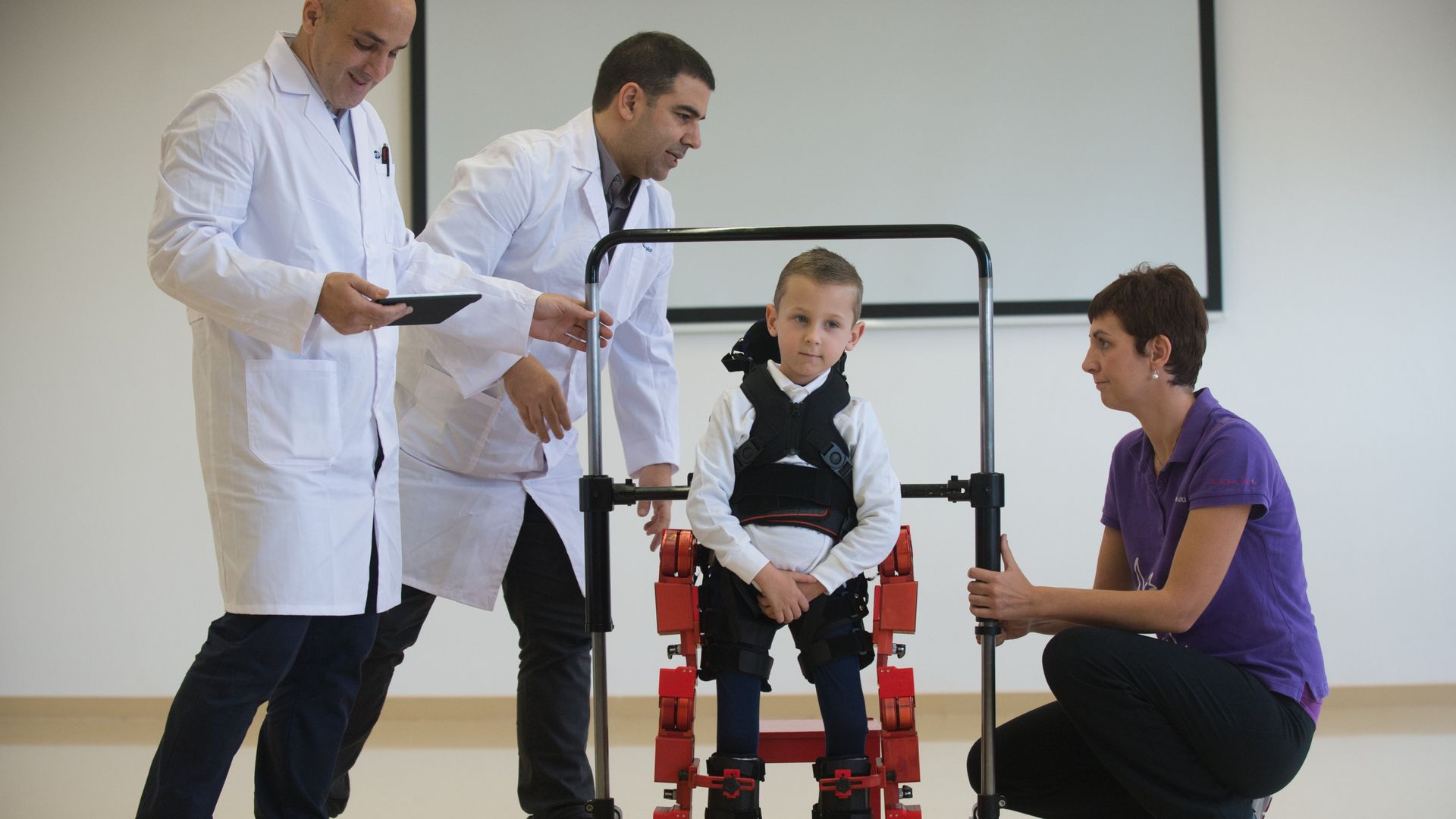 Doctors look at a child who has spinal muscular atrophy.