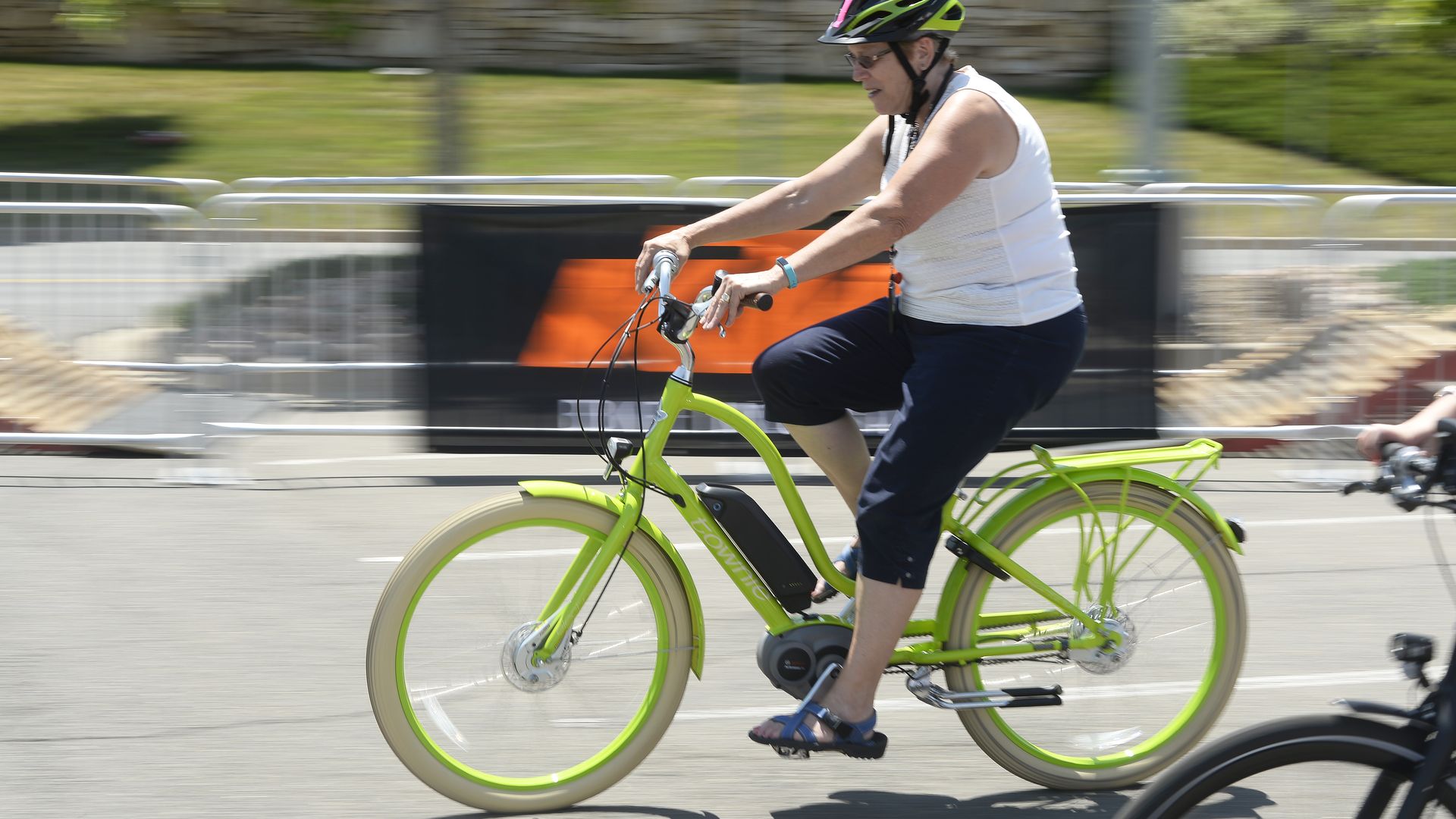 Leslie Feuerborn test rides an e-bike in 2016. Photo: Cyrus McCrimmon/The Denver Post via Getty Images