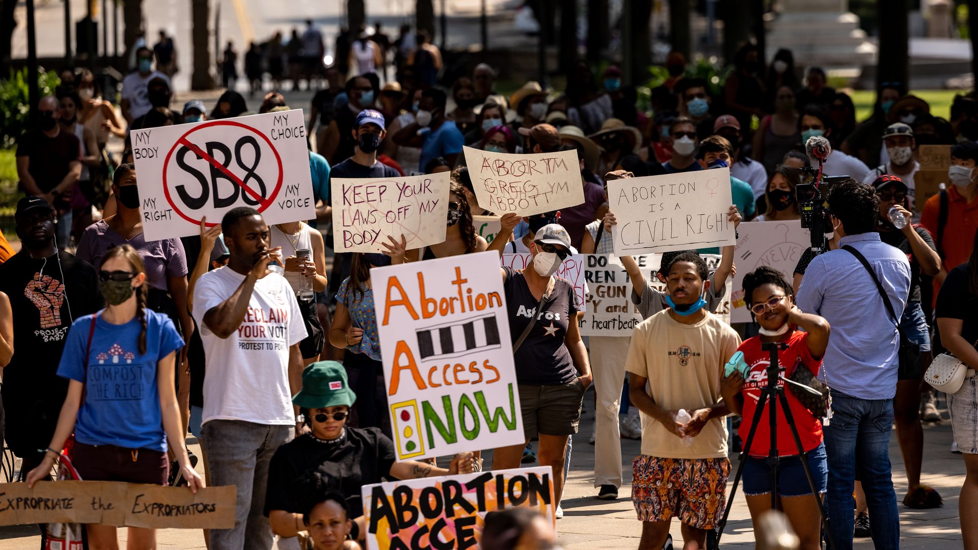 Picture of abortion rights protesters 