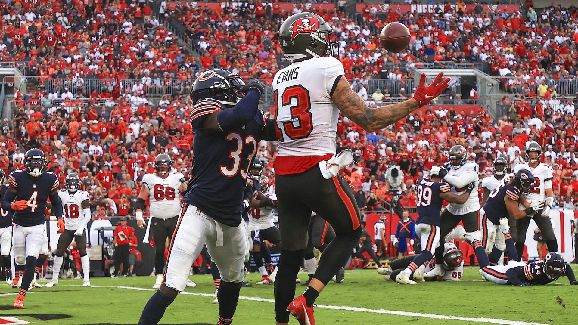 Mike Evans of the Bucs catches a touchdown pass in the end zone.