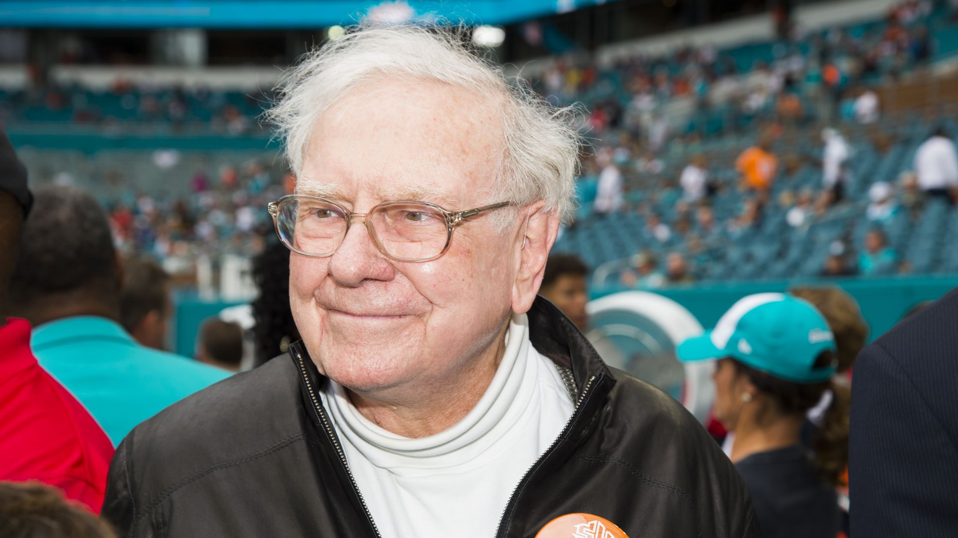  Warren Buffett  on the sidelines before the start of the NFL football game between the Arizona Cardinals and the Miami Dolphins on December 11, 2016 in Miami Gardens, FL.