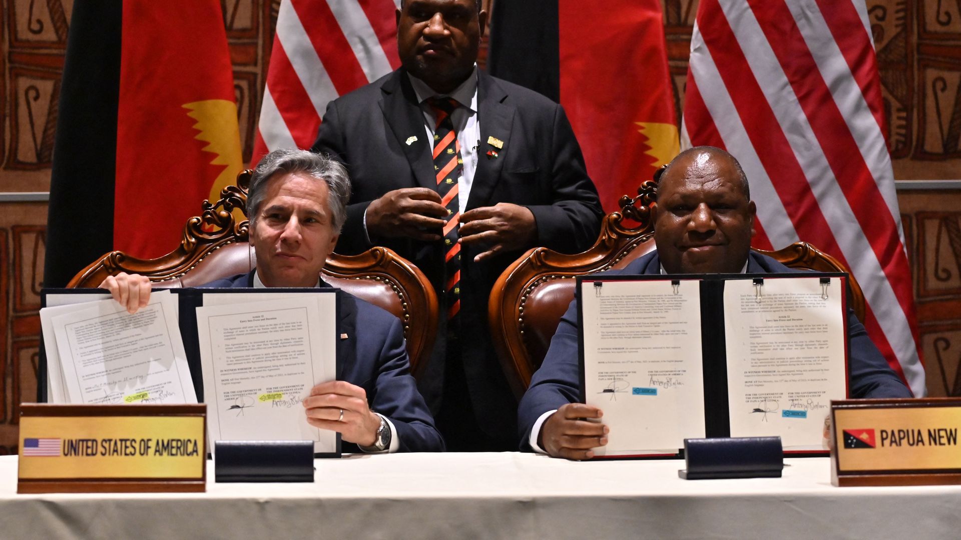 Secretary of State Tony Blinken (L) at the signing ceremony with Papua New Guinea Prime Minister James Marape (C) and Defence Minister Win Bakri Daki. 