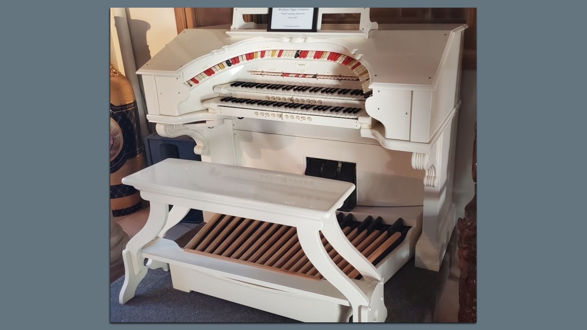 A photo of a pipe organ.