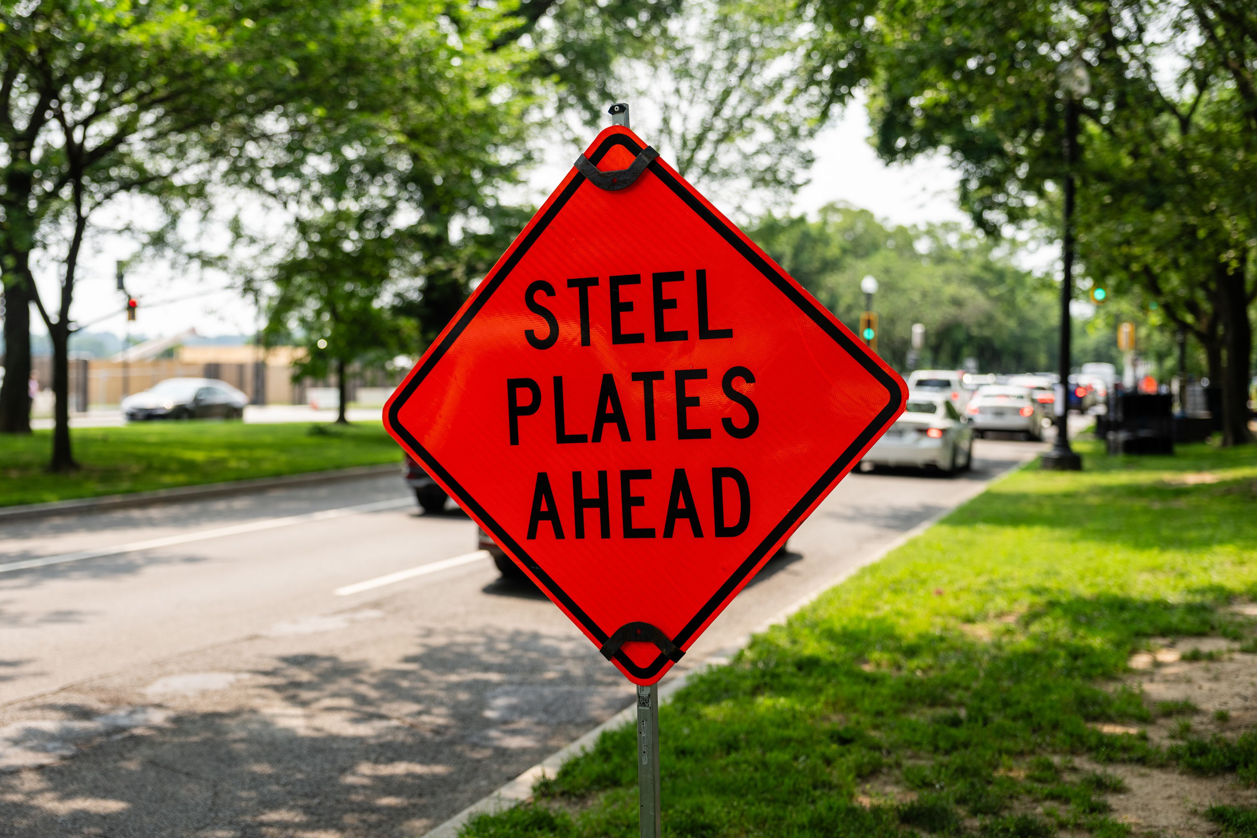 A photo of a sign that reads "Steel plates ahead."