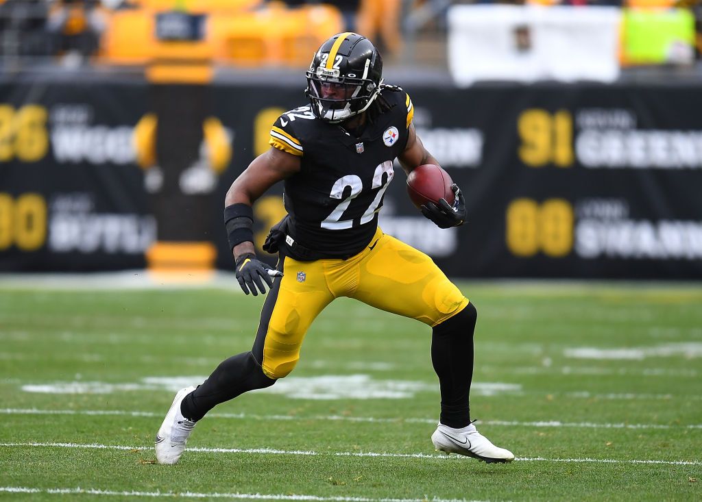 Najee Harris #22 of the Pittsburgh Steelers in action during the game against the Tennessee Titans at Heinz Field on December 19, 2021 in Pittsburgh, Pennsylvania.