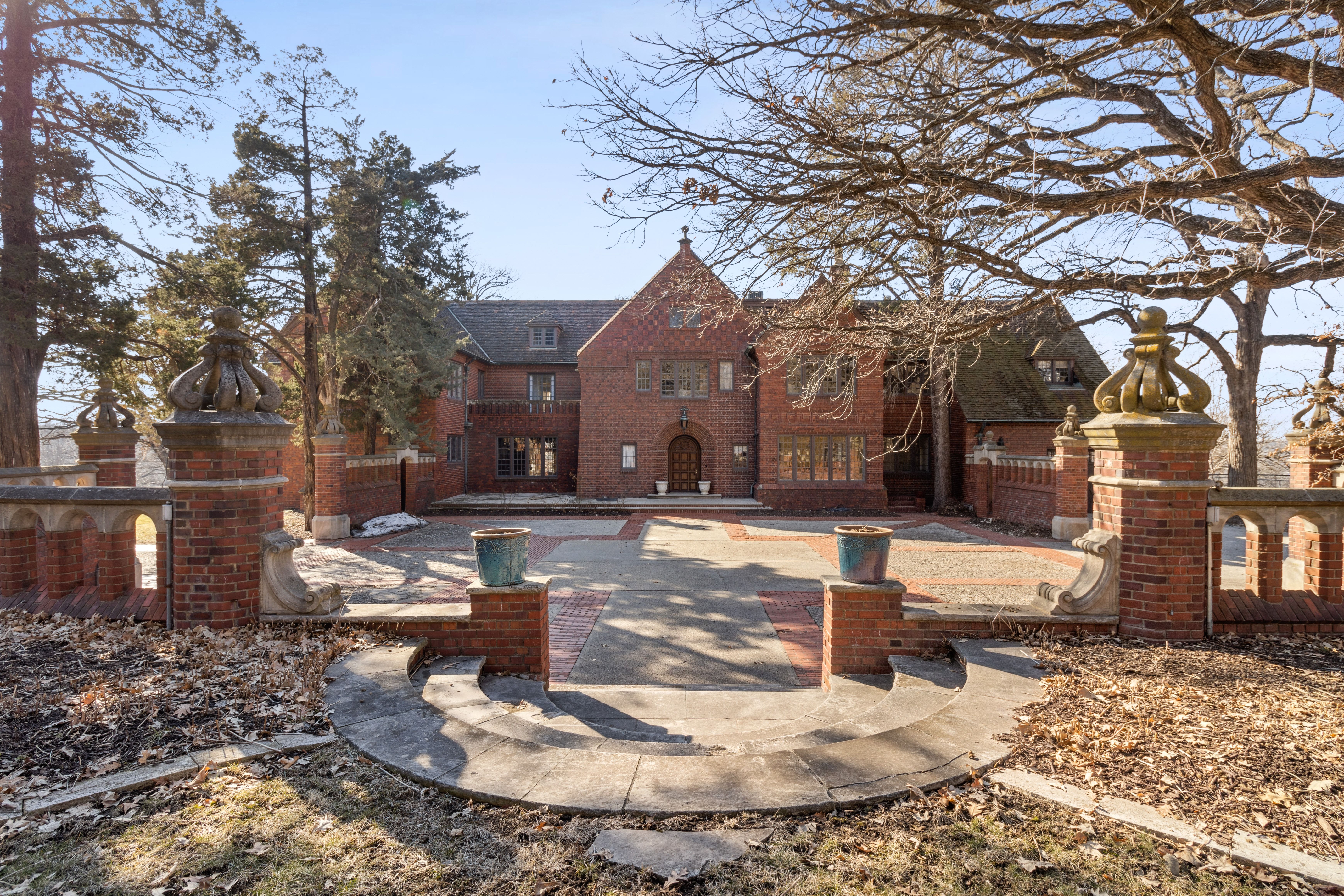 A photo of 1401 Casady Drive in DSM.