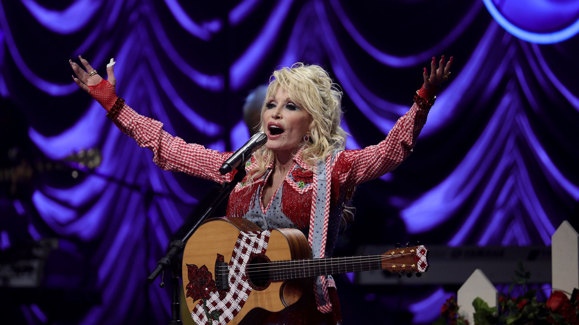 Dolly Parton performing.