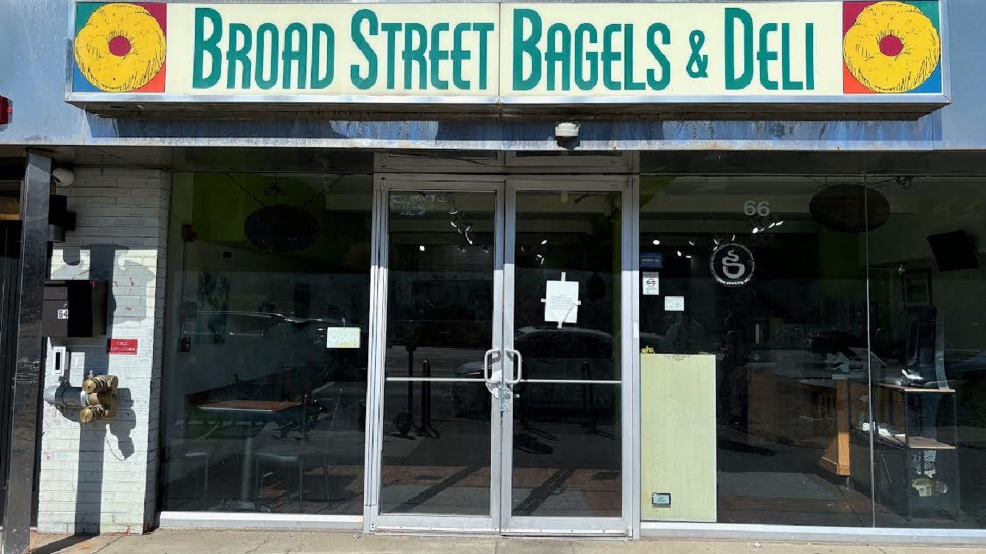 The front door to Broad Street Bagels & Deli. 